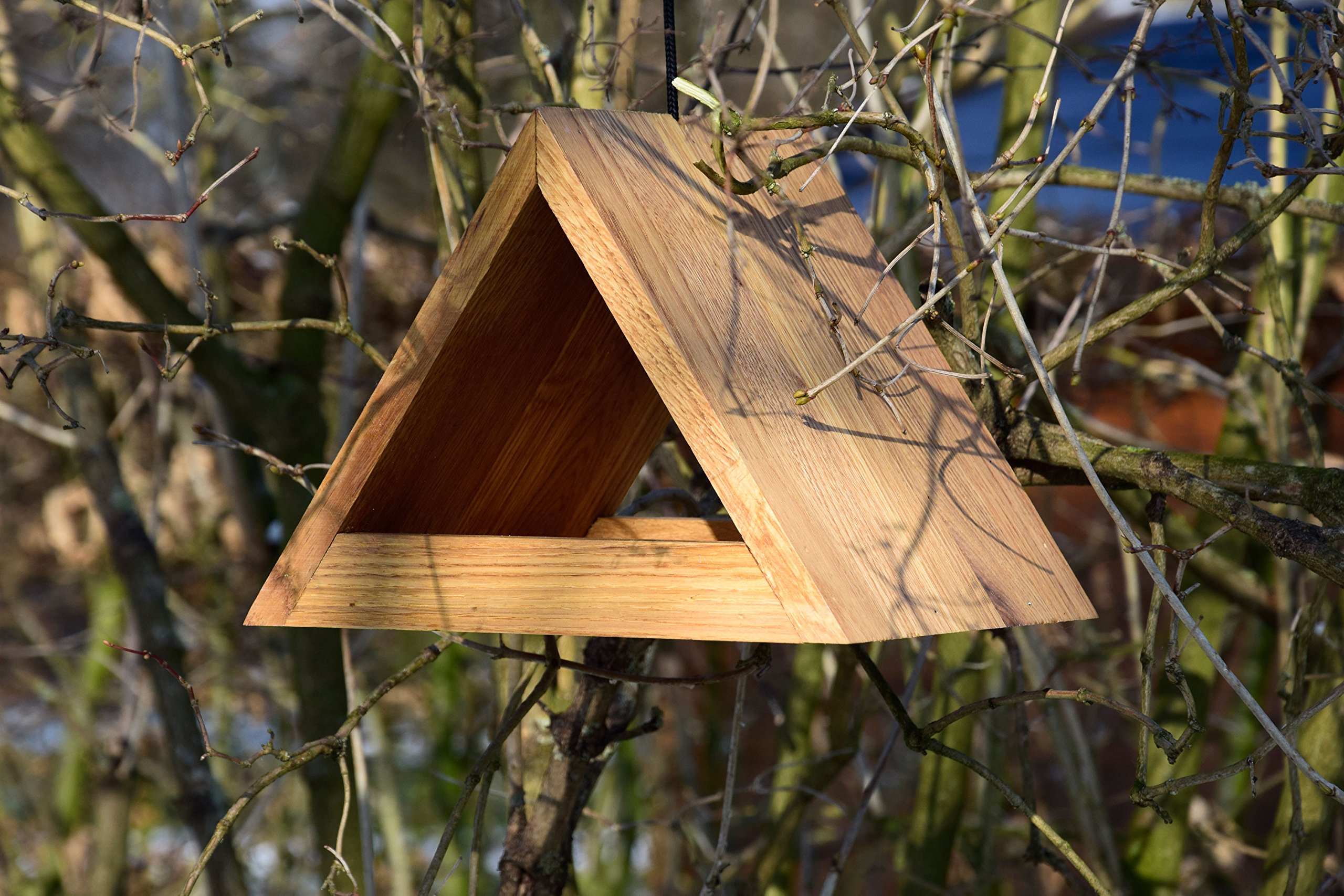LUXUS-VOGELHAUS 46620e Design Vogelfutterhaus hängend - Vogelhaus Eichenholz Massiv - Futterstation zum Hängen - Dreieckiges Vogelhäuschen mit Futtertablet - 26,5 x 19 x 19 cm - Natur