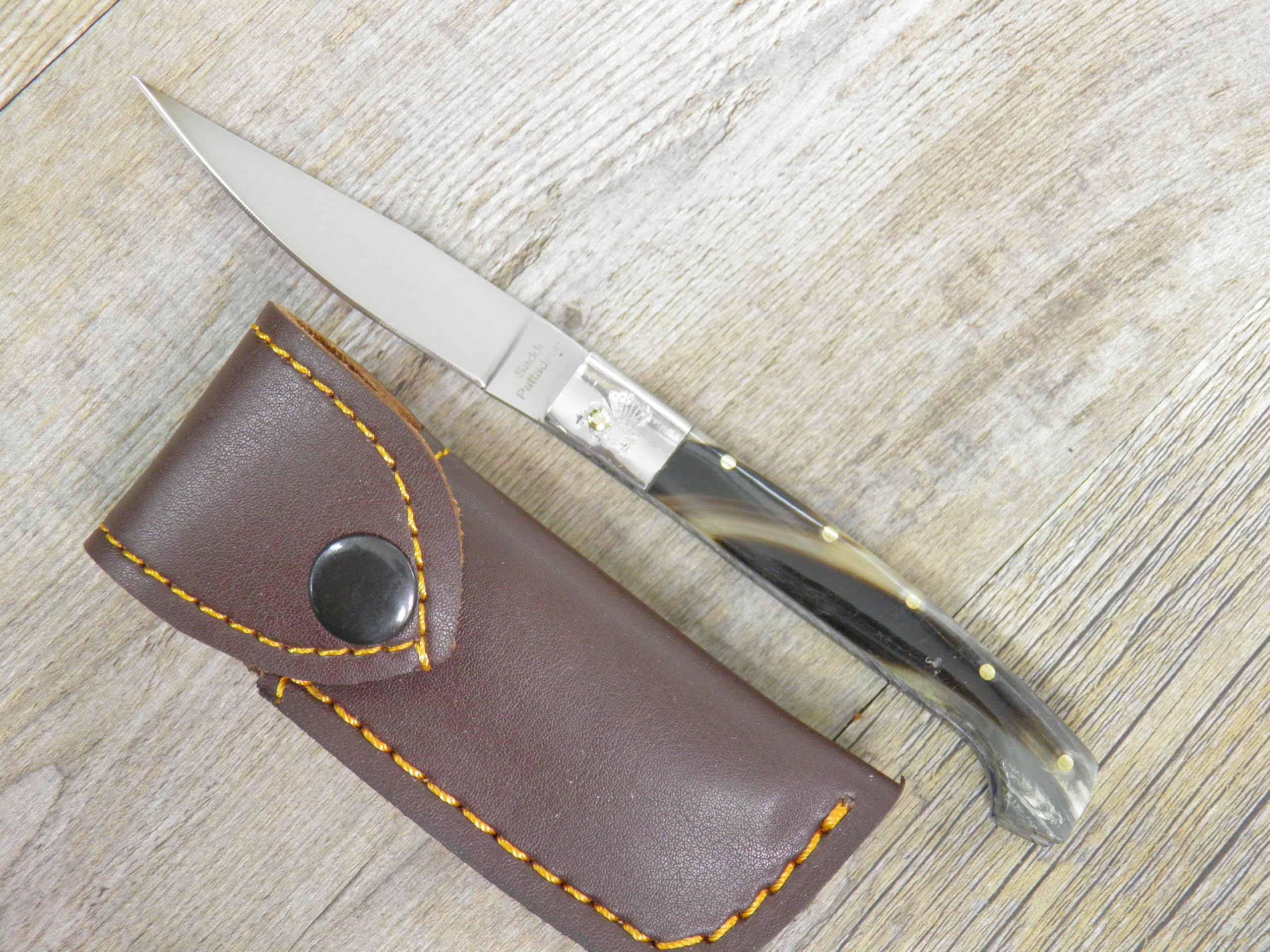 Generico Coltello Pattada con Manico in Corno di Muflone, Lama 8 cm, Lunghezza Totale 17,5 cm, Incisione Personalizzata, con Custodia in Pelle