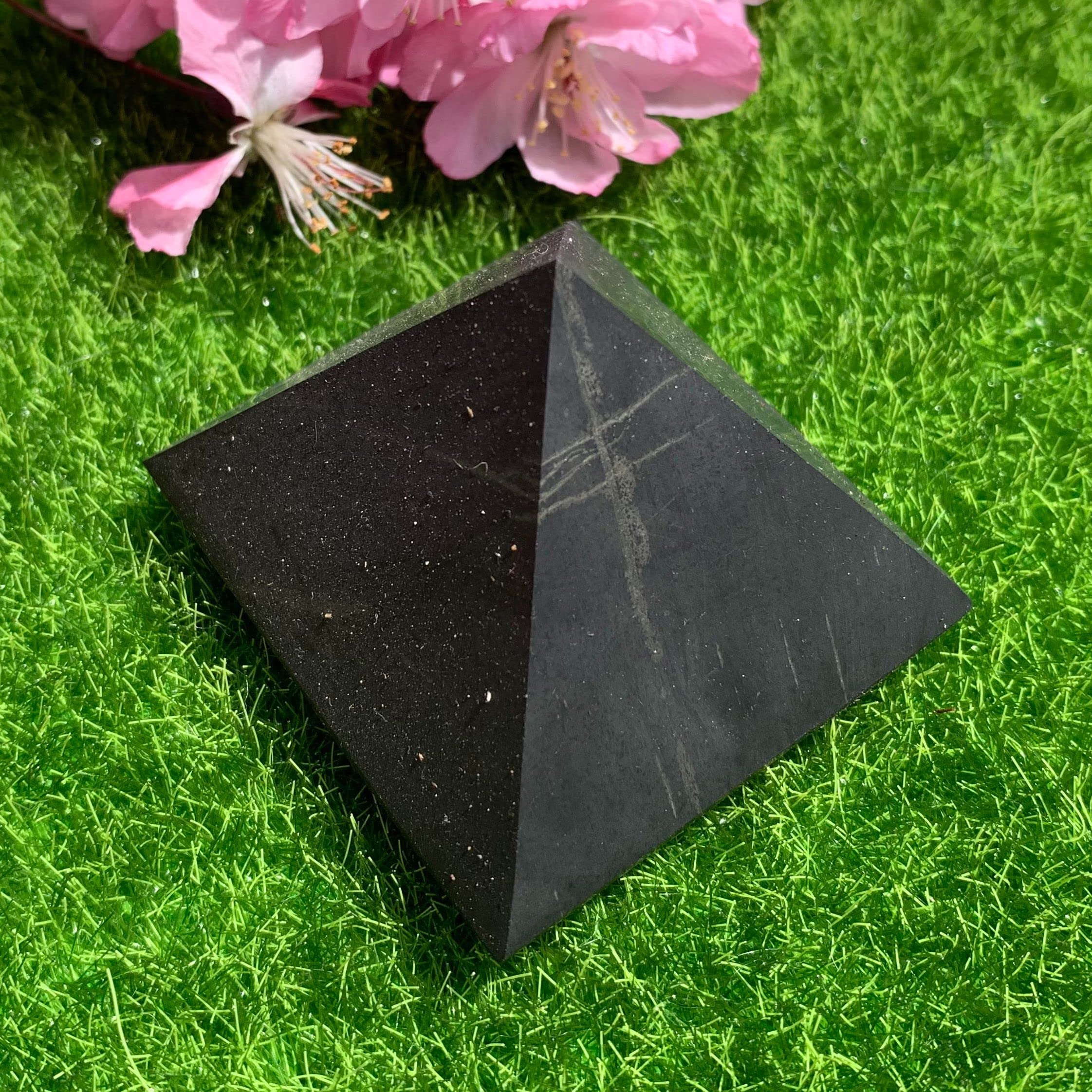 ロシア産　シュンガイト　ピラミッド8cm 8cm角【ロシアより直輸入,再入荷】 シュンガイト ピラミッド