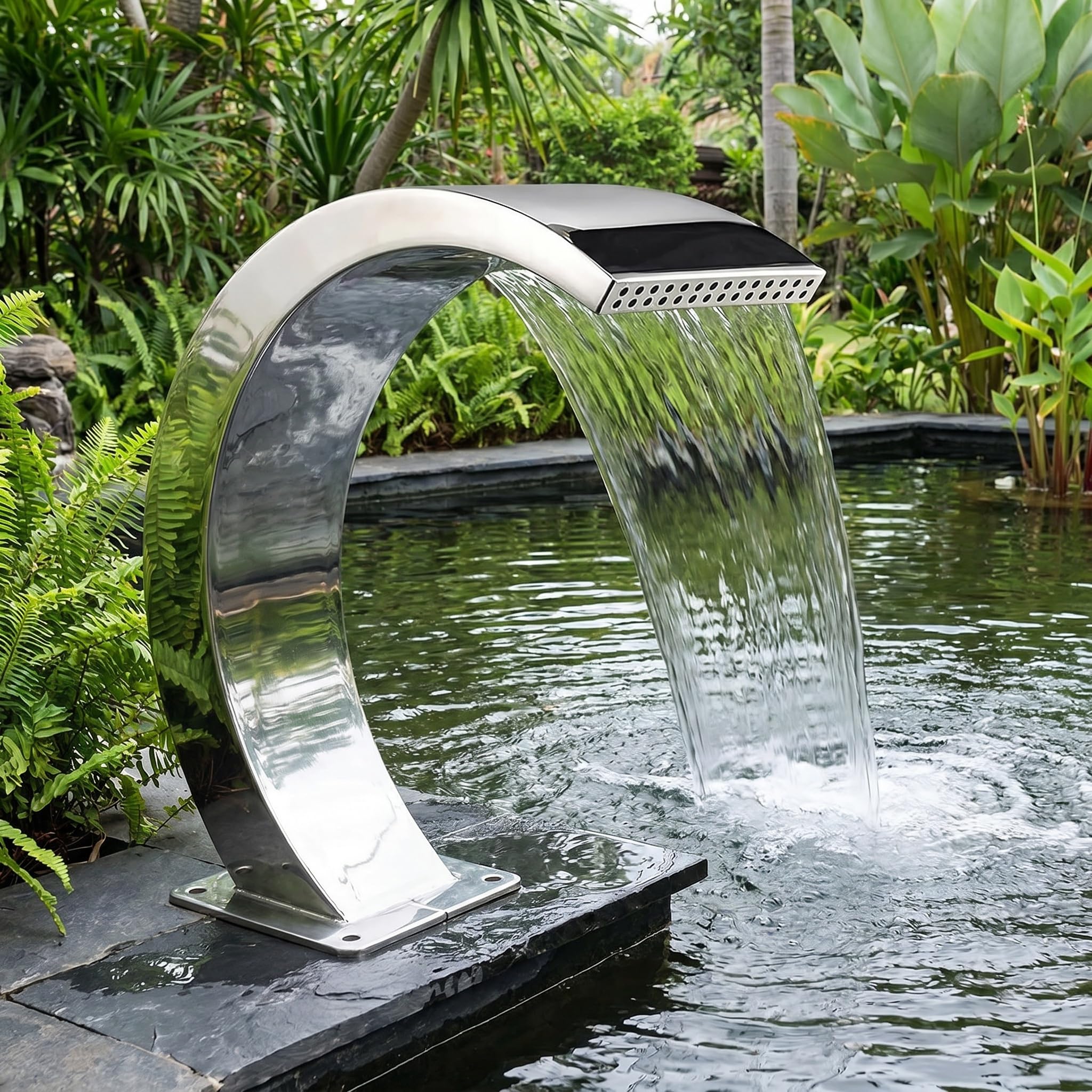 Fontaine Cascade élégante en Acier Inoxydable pour piscines et Jardins, Design en Arc incurvé créant Une Ambiance apaisante, Construction métallique Durable rehaussant la décoration de Votre