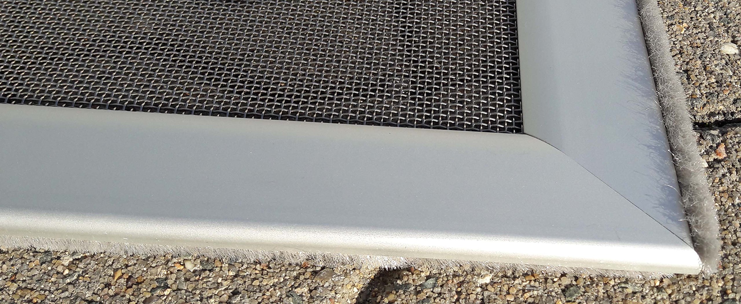 Lichtschachtabdeckung/Kellerschachtabdeckung mit Bürstendichtungen – Auf Maß gefertigt – Einfache Montage – LA/2 (Bis 120cm X 50cm, Silbergrau pulverbeschichtet)