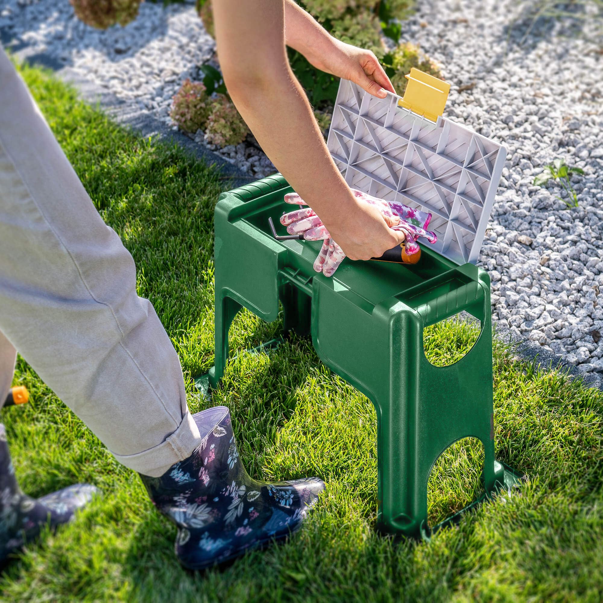 KADAX - Tabouret de jardin, 56,5 x 28 x 37 cm, Agenouilloir pour les travaux de jardin, Tabouret et marchepied 2 en 1 en polypropylène robuste, Tabouret de travail stable pour le jardin (Vert)