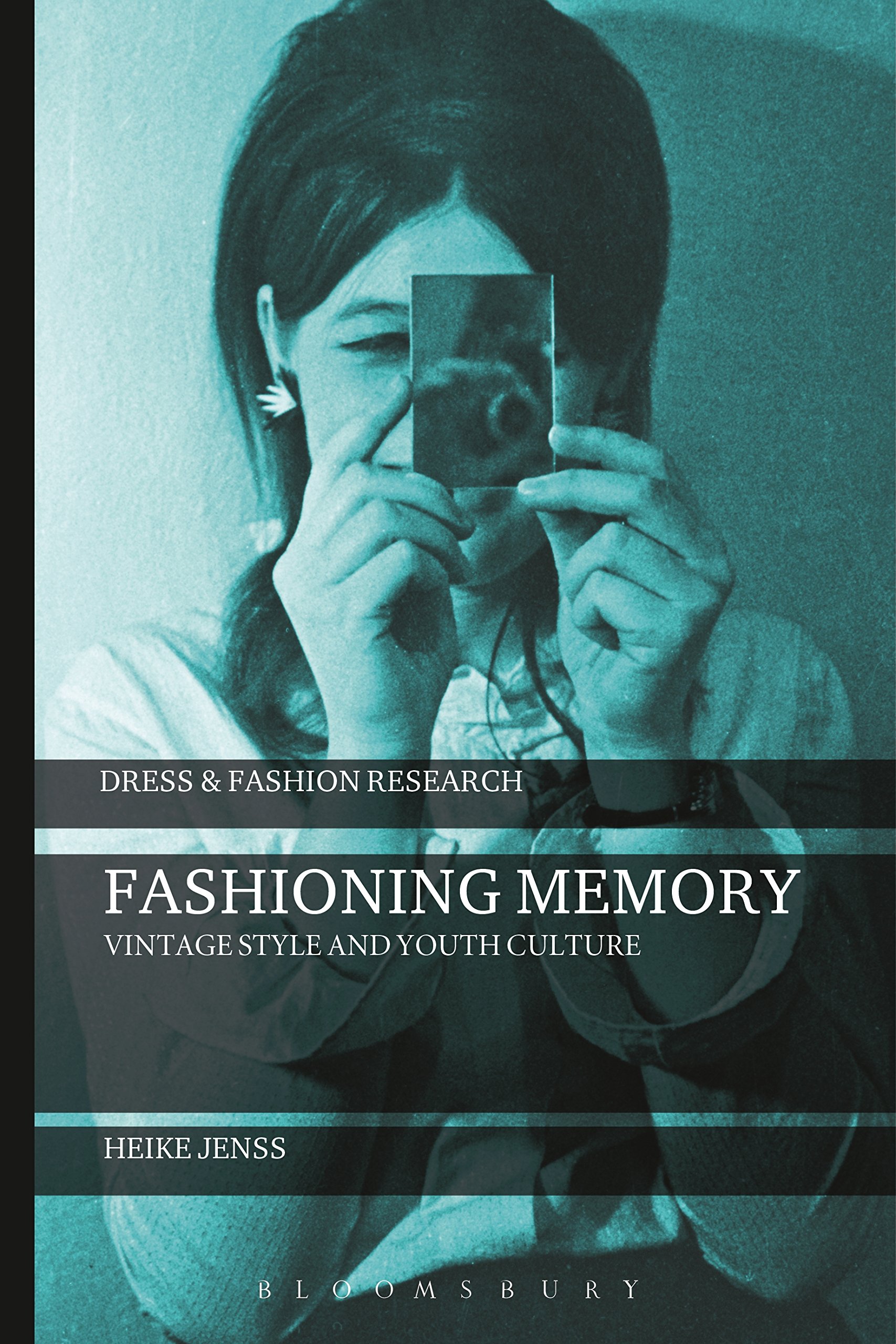 Dress and Fashion Research pour comprendre le style vintage étudiant