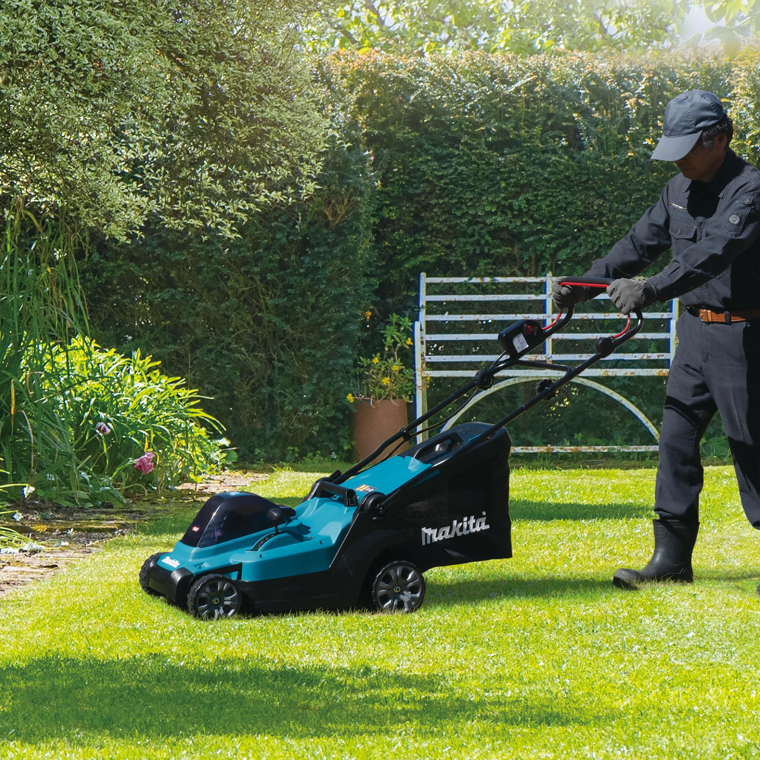 Makita Akku-Rasenmäher, 40V, 38 cm Schnittbreite, 40 L Grasfangkorb LM003GM102