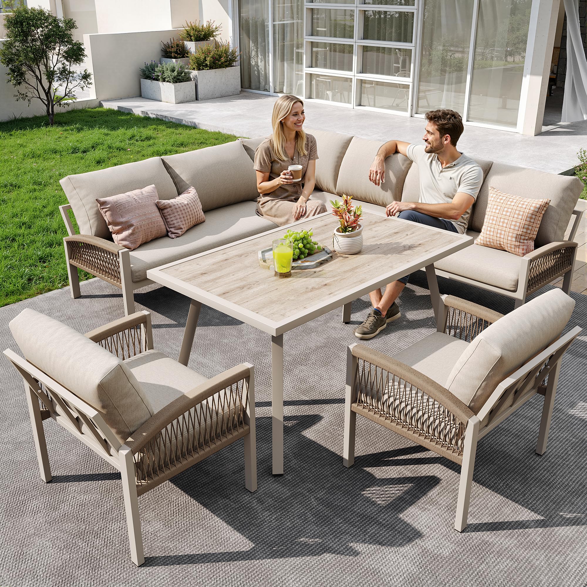 Set di mobili da giardino per 8 persone, 4 pezzi, 1 tavolo con piano in vetro effetto legno, 2 poltrone intrecciate a mano, 1 divano, struttura in ferro con cuscino beige, inclusi tutti i