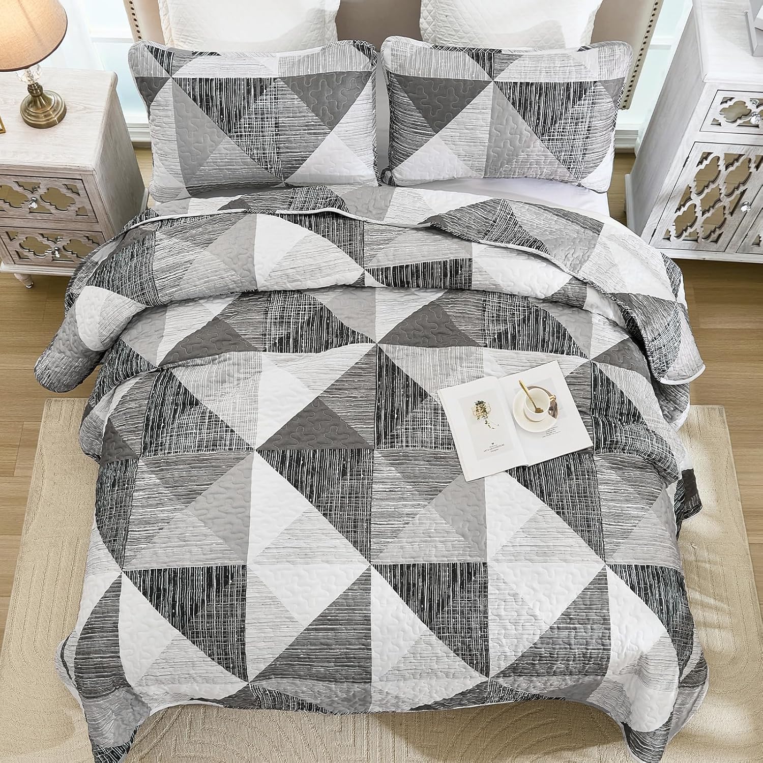 Dintszyayue Quilt Queen Size Grey, 3 Pieces Patchwork Bedspread Bedding for Queen Size Bed, Soft Lightweight Microfiber Geometric Coverlet Set for All Season Quilt with 2 Pillowcases - Image 3