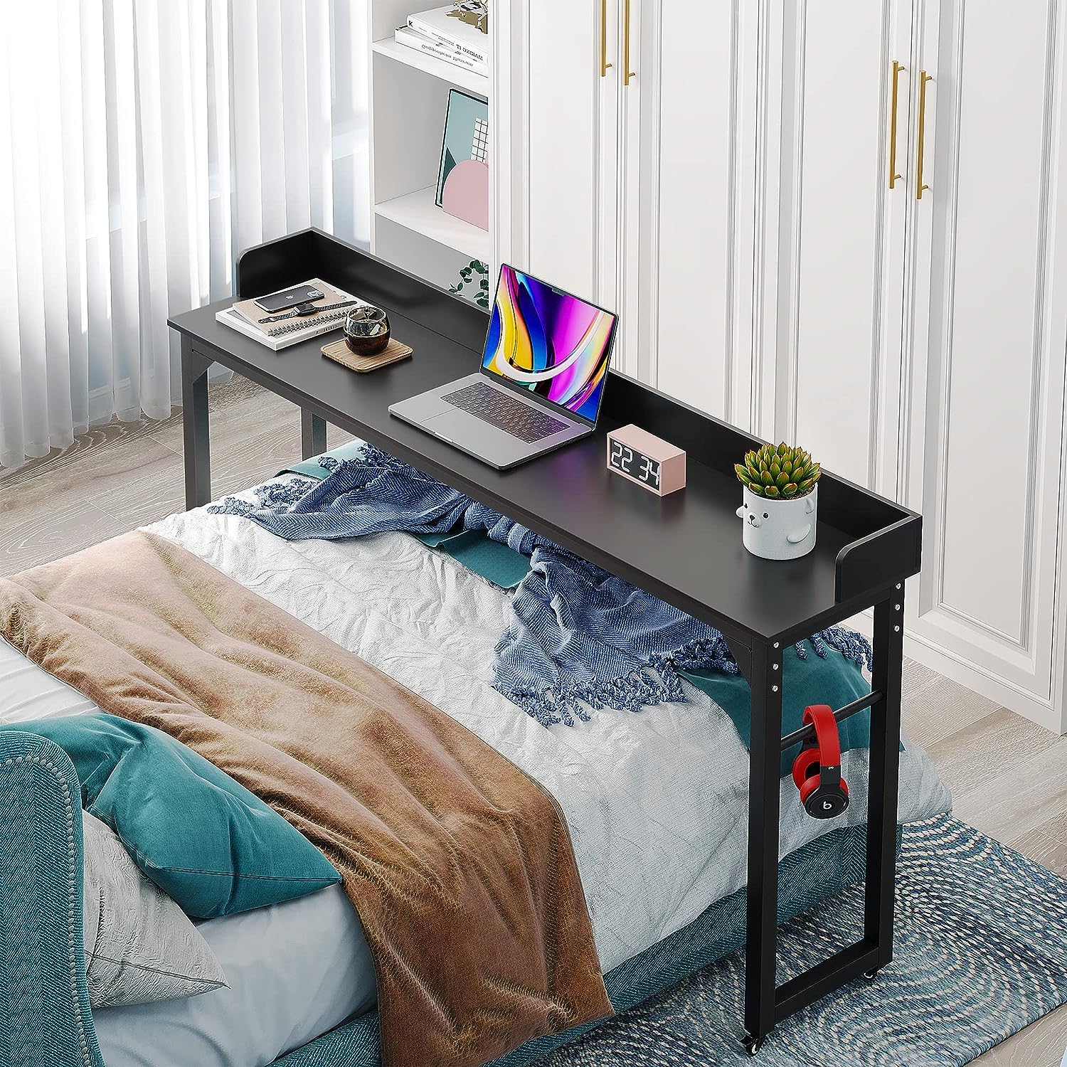 HOOBRO Round End Table With Charging Station, 2-Tier Small Circle Side Table, Round Accent Table For Living Room, Bedroom, Rustic Brown BF671BZ01