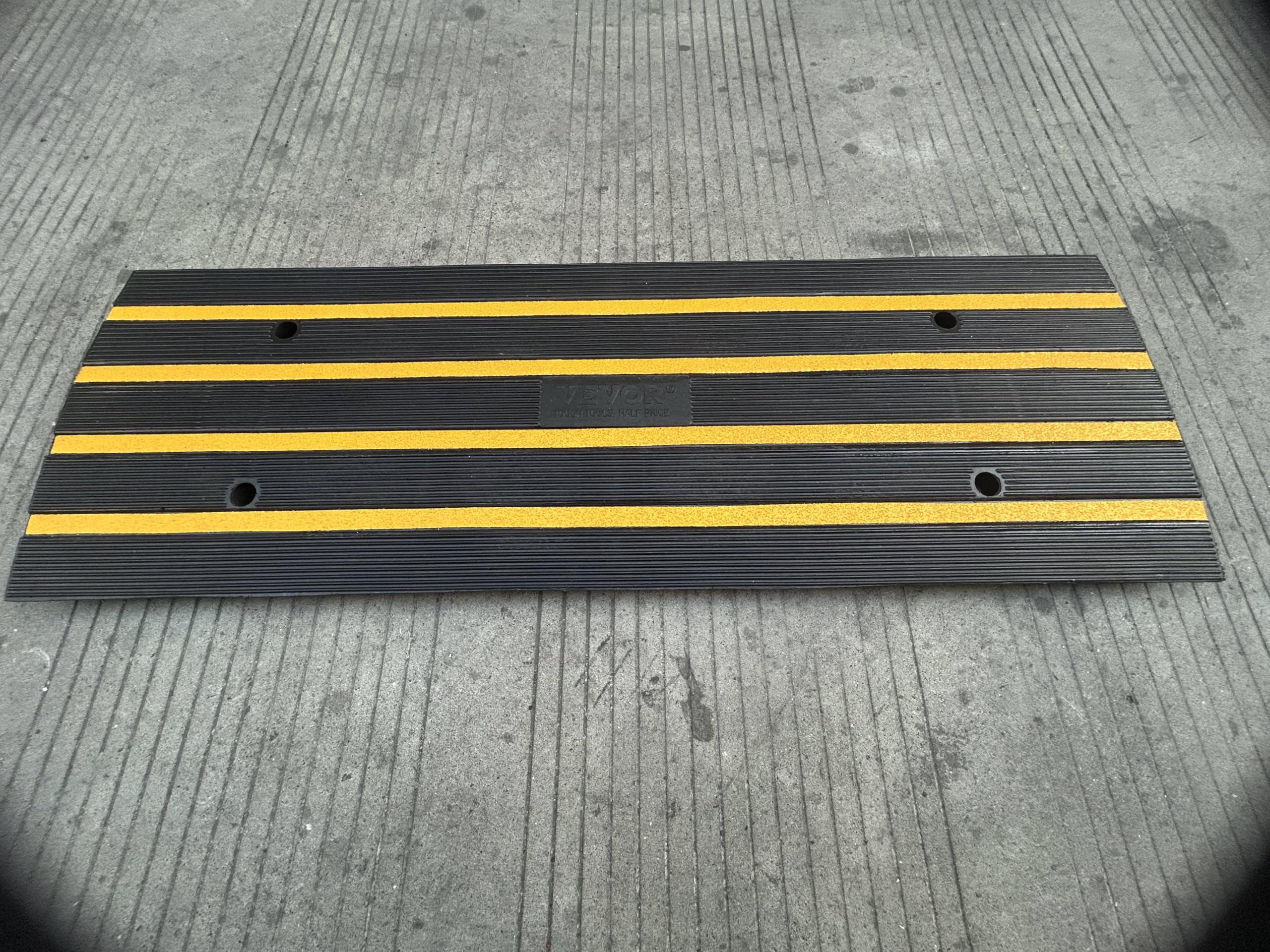 VEVOR Rampa per Soglia in Gomma Altezza 2,5 cm con Canale per Cavi Capacità Max. 15 Tonnellate per Veicoli, Rampa per Soglia Gradini Superficie Antiscivolo 113x24,1x2,5 cm, Rampa Soglia Antiscivolo