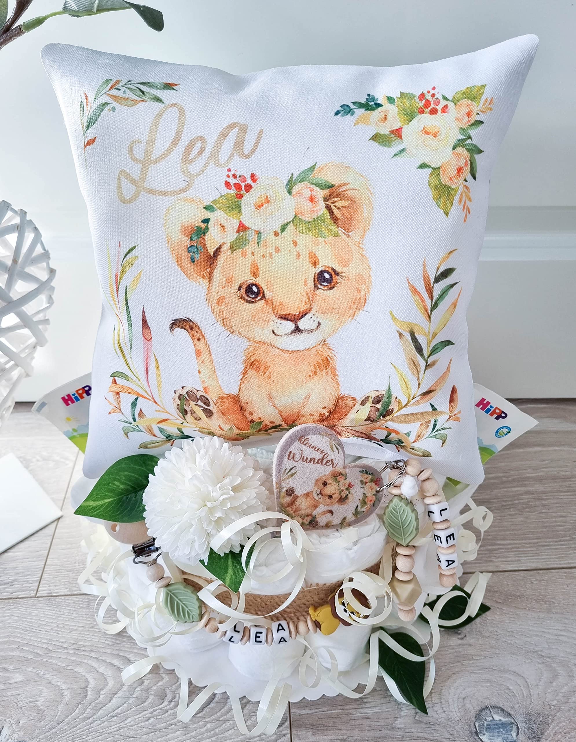 Windeltorte mit Name - Kuschelkissen Löwe Mädchen I Geschenk, Babyparty, Geburt oder Taufe + Gratis Grußkärtchen