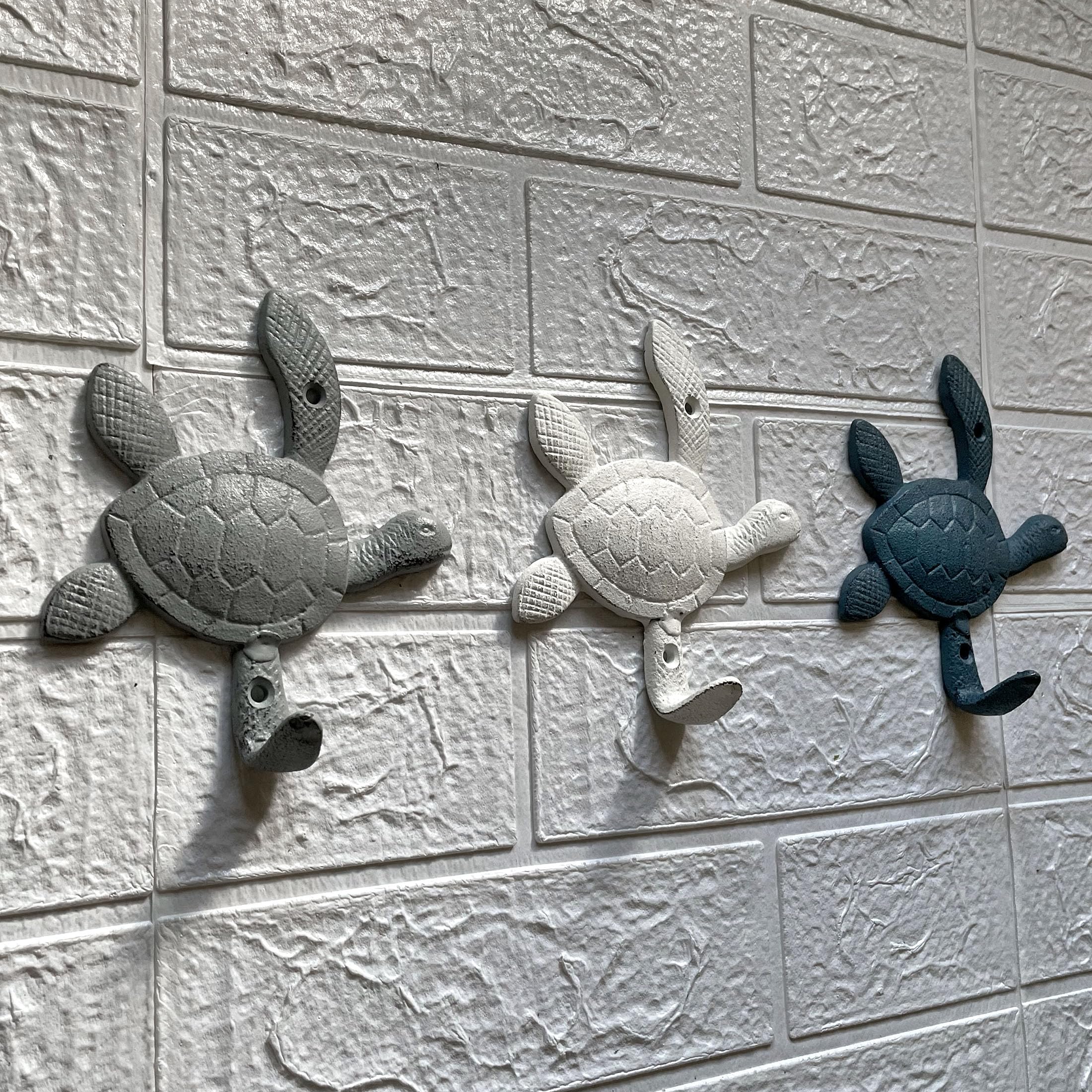 Zeckos Ensemble de crochets muraux décoratifs en fonte - Motif tortue de mer - Bleu côtier - Finition grise et blanche - Idéal pour clés, serviettes, manteaux légers, intérieur/extérieur