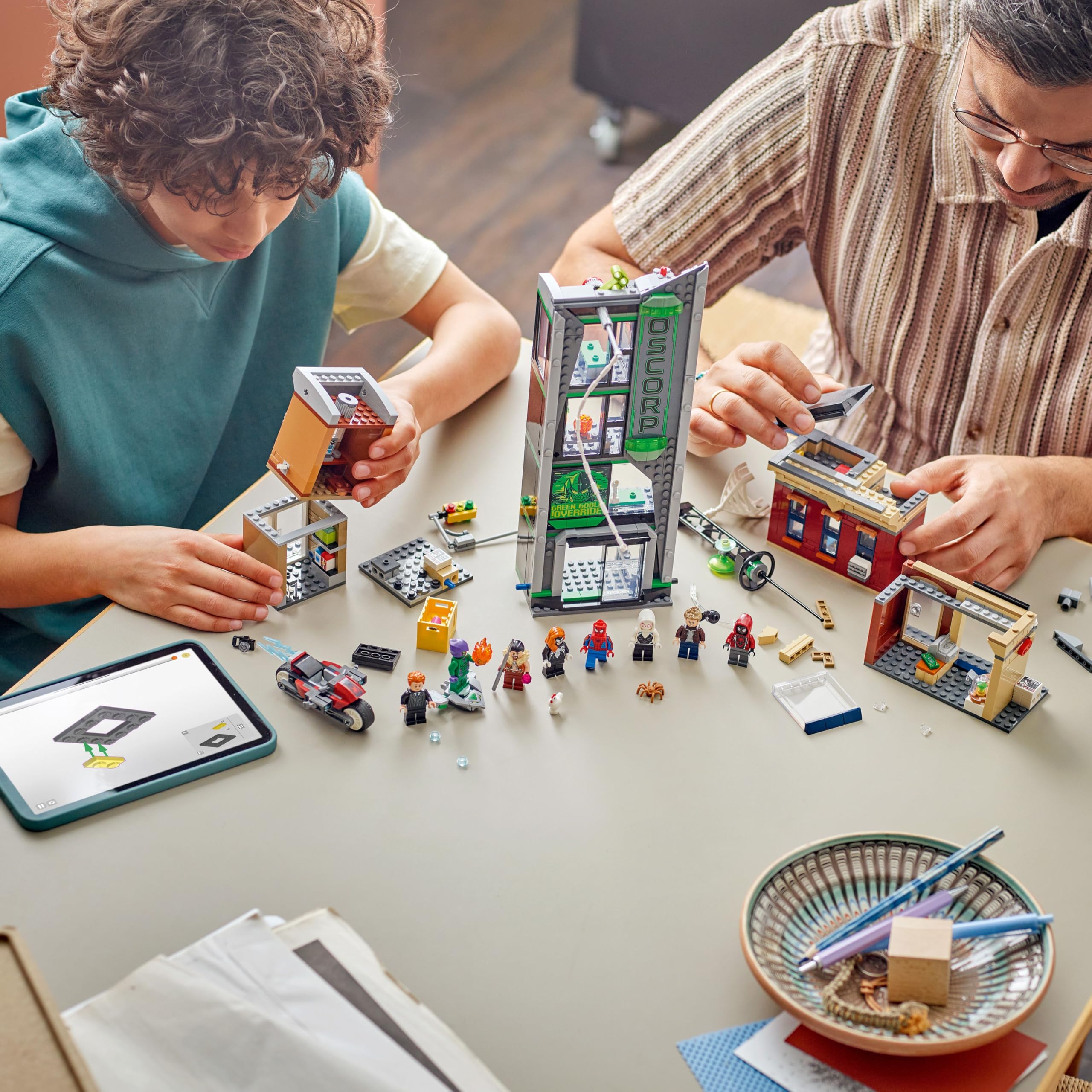 LEGO | Marvel Spider-Man i Oscorp 76324 | Zestaw dla dzieci, z figurkami i budynkiem, prezent dla fana Spider-Mana 10+, klocki dla chłopca i dziewczynki, 808 elementów