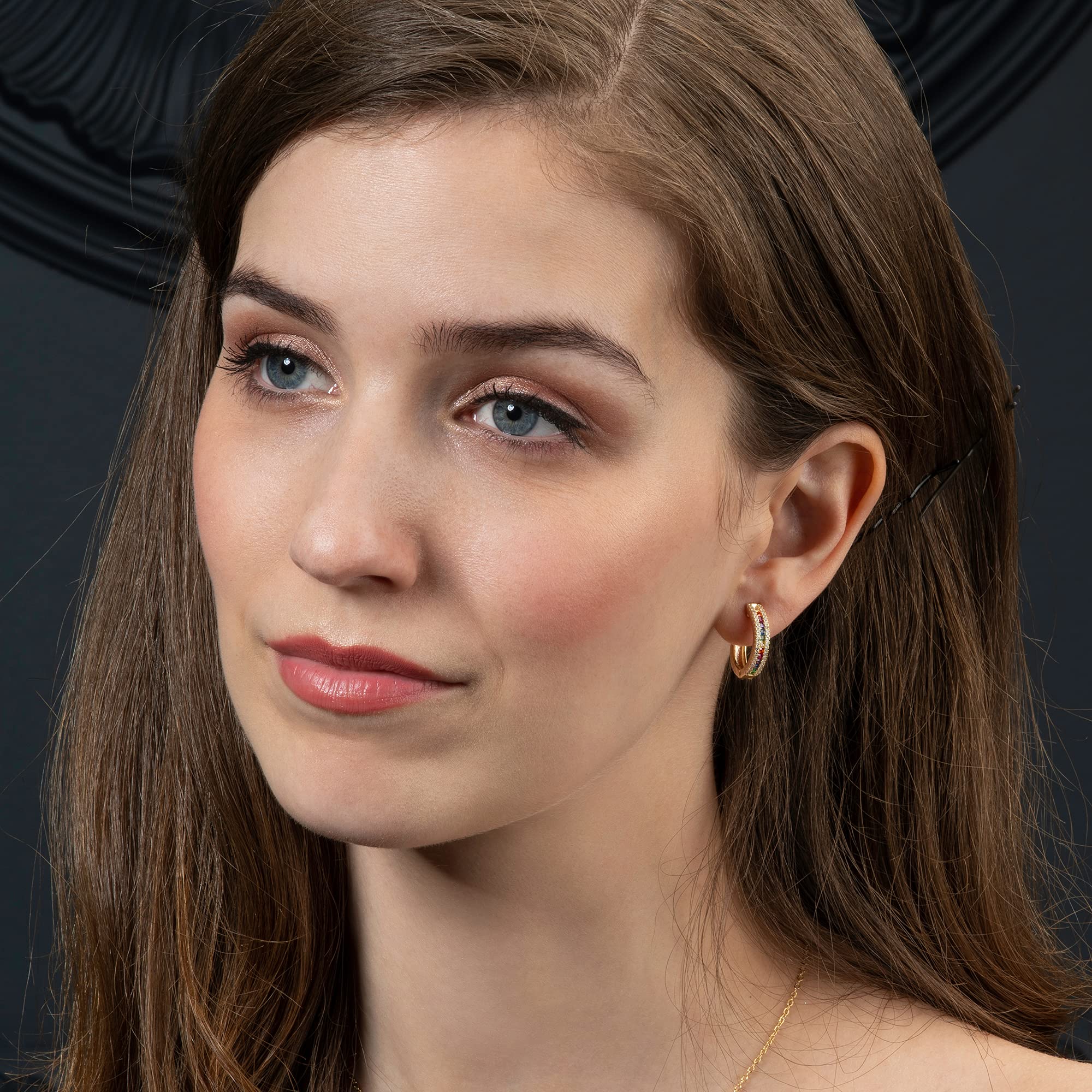namana Bunte Creolen für Damen. Farbige Creolen für Frauen mit Blauen, Roten, Grünen oder mehrfarbigen CZ Steinen. Farbige Creolen für Damen mit Steinen mit Geschenkbox.