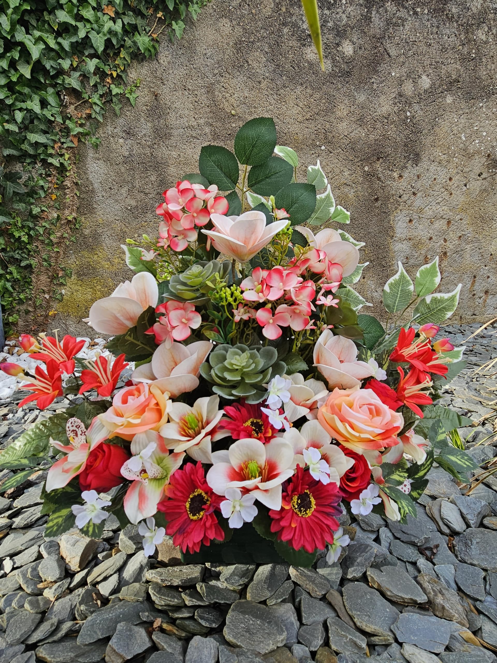 Composition De Fleurs Artificielles. Réalisé par Nos Soins, Fleurs De Qualité. Haut 47cm.