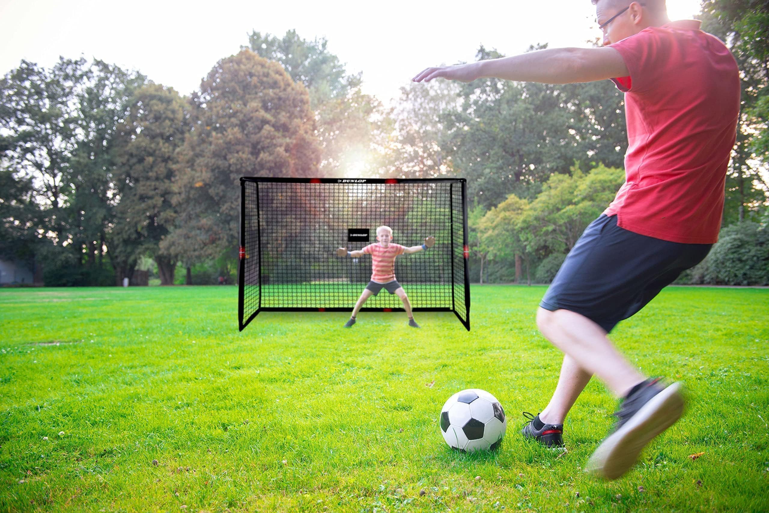 Dunlop Fußballtor - 240 x 160 x 85 cm - Metall - Fußballtrainingszubehör für Alle Altersgruppen - Einfache Montage - Schwarz/Rot