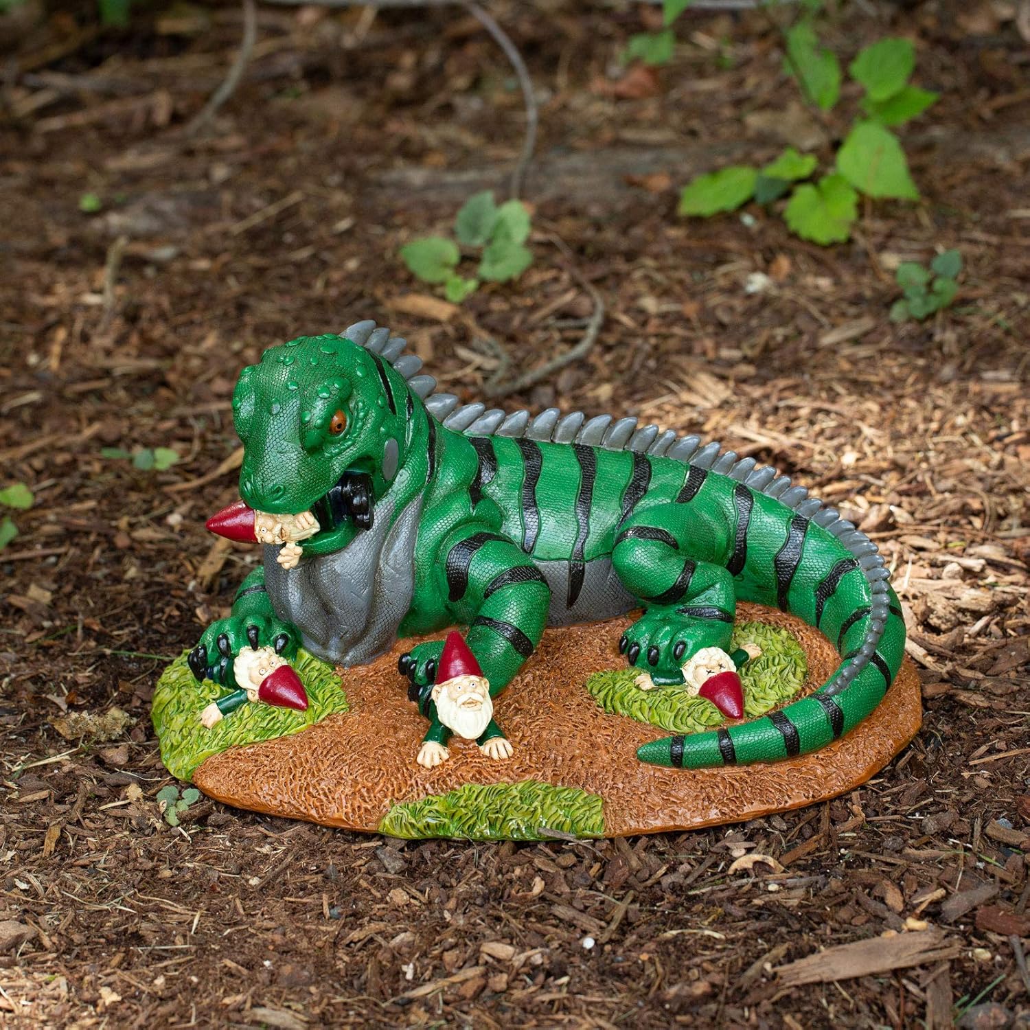 Iguana Attack Garden Gnome Statue – Funny Lawn Ornament – Durable All-Weather Resin Yard Decor – Unique Gift for Garden Lovers & Quirky Outdoor Decoration