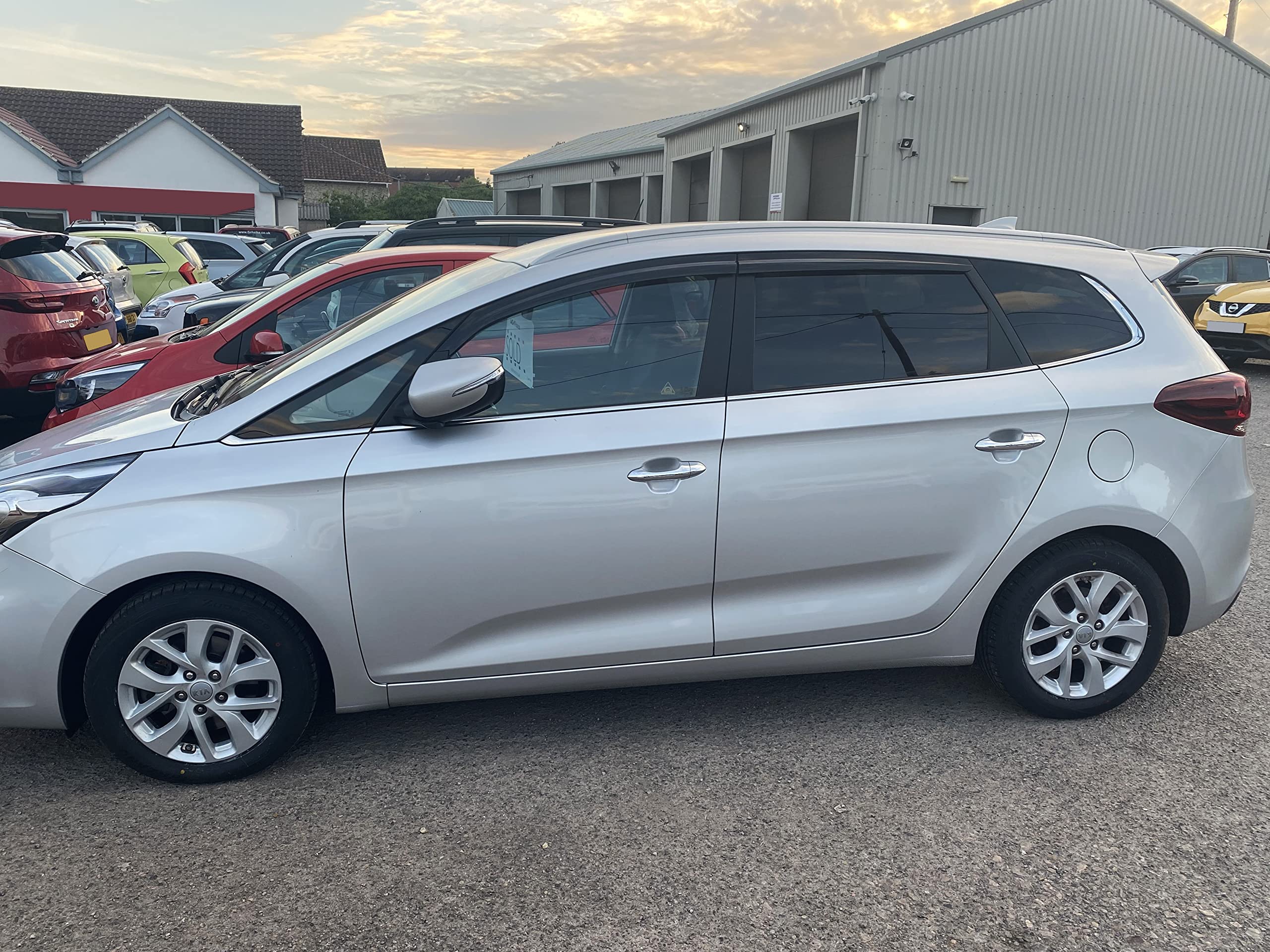 Autoclover Juego de deflectores de viento para Kia Carens 2013+ (4 piezas)