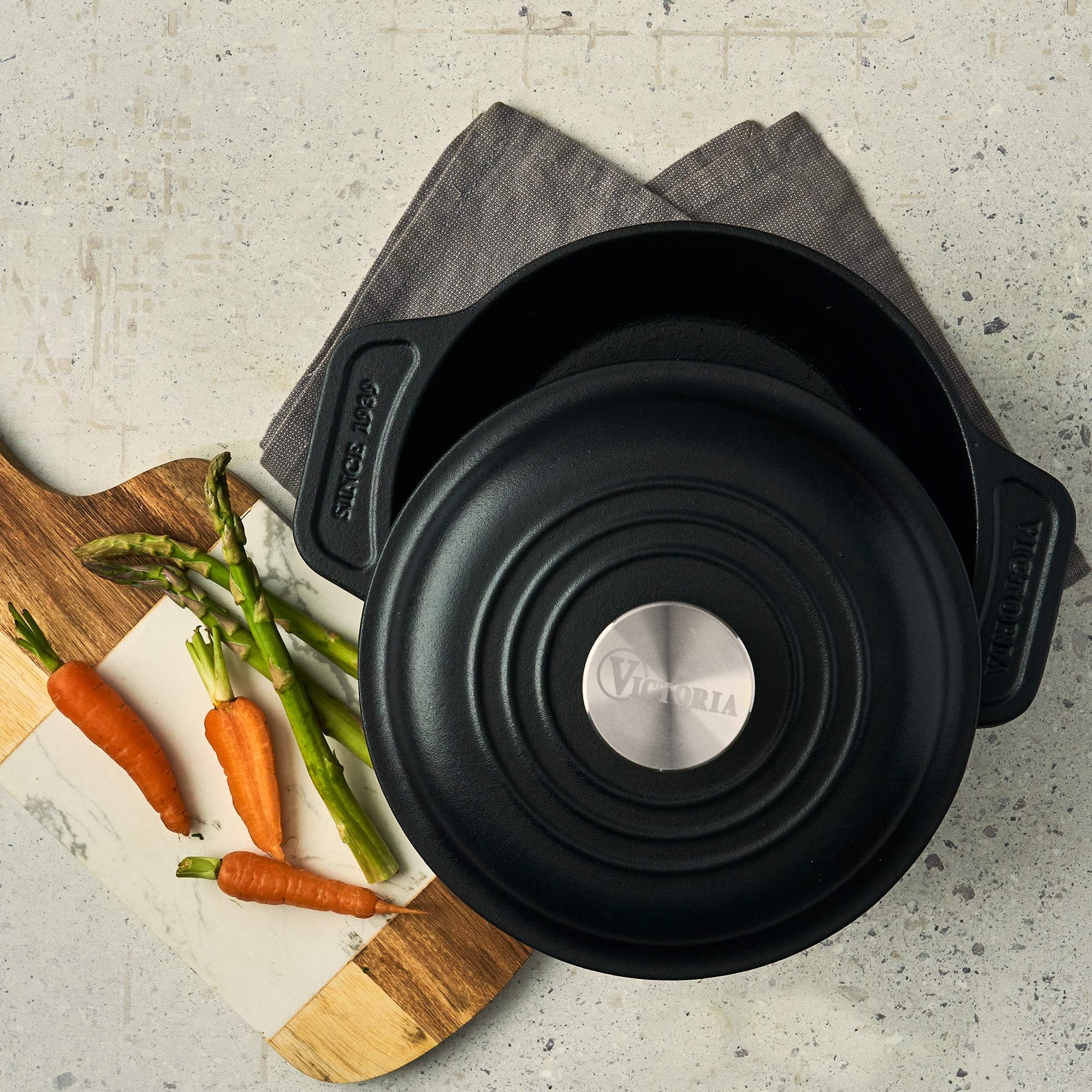 Victoria Cocotte Induction Fonte Émaillée 20cm, Dutch Oven 1,9L, Four Hollandais Sans PTFE et PFOA, Convient pour Feu, Barbecue, Four, Vitrocéramique, Gaz