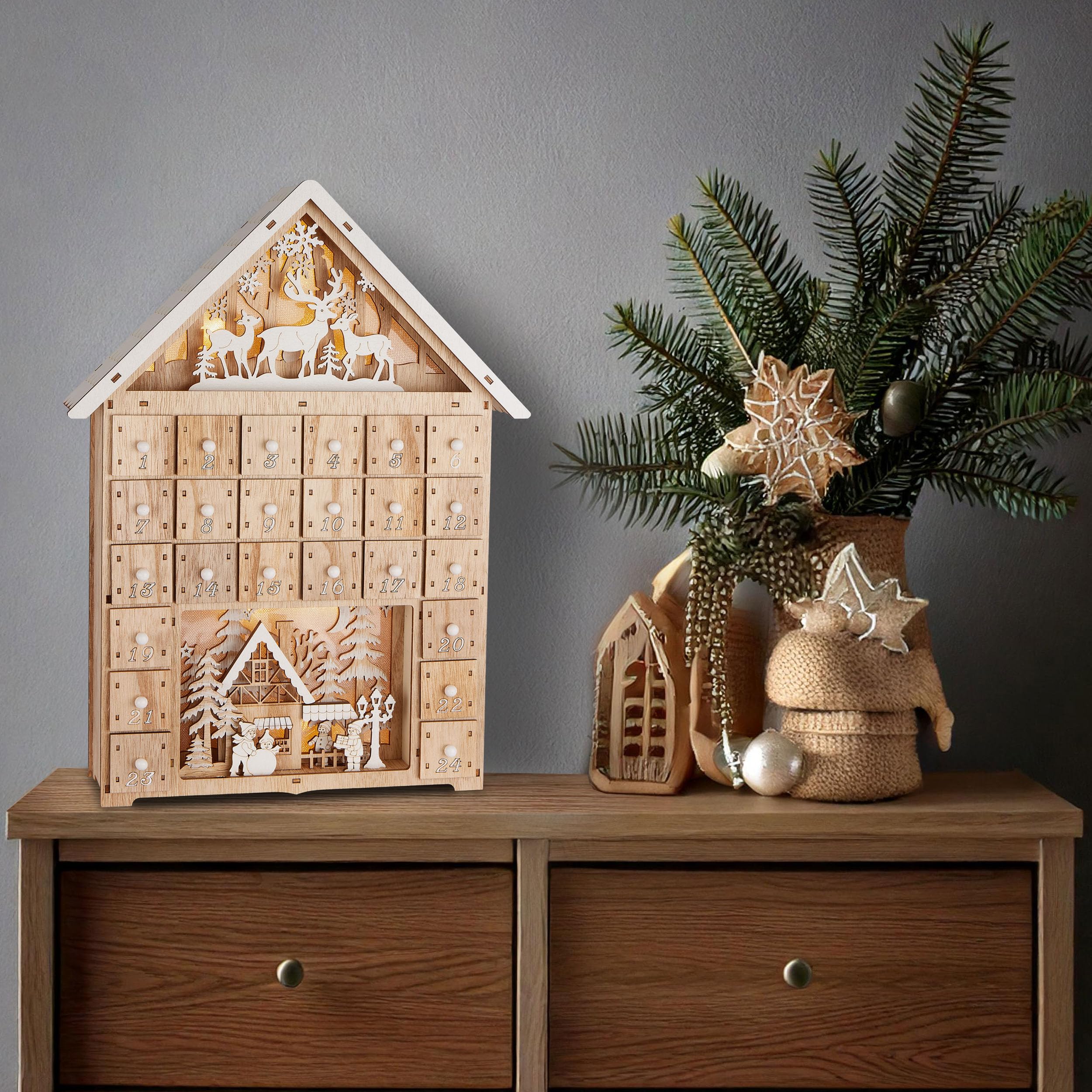 BRUBAKER Adventskalender zum Befüllen - Weihnachtshaus 2026 | Weihnachtskalender aus Holz mit LED Beleuchtung - Rentiere im Wald, Schnee Dorf mit Kindern - 40 cm Haus Kalender Beleuchtet