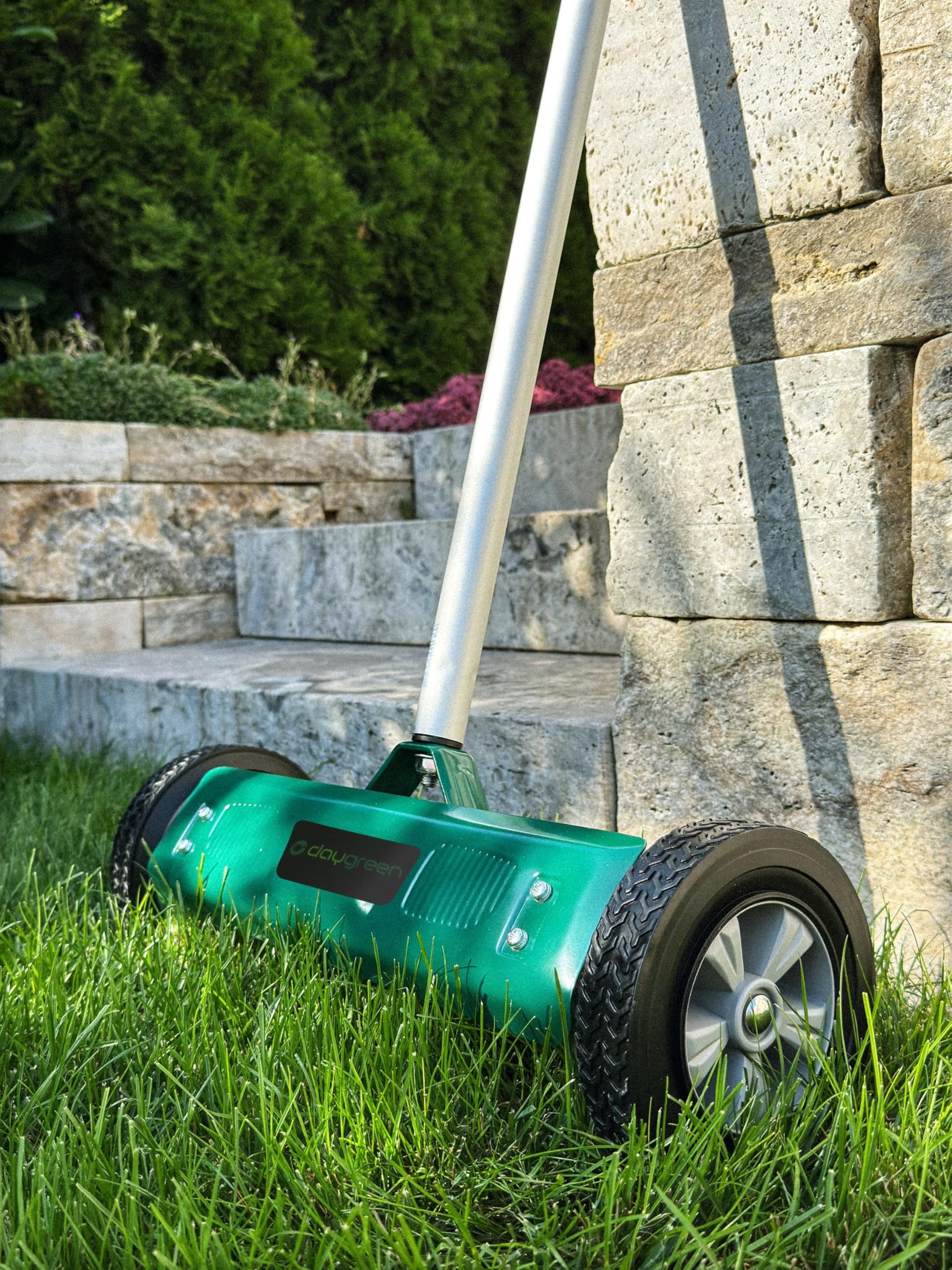 DAYGREEN Escarificador manual VT-32 | musgo y deshierbe con 11 cuchillas de acero inoxidable | 32 cm de ancho de trabajo | Ruedas suaves que protegen el césped
