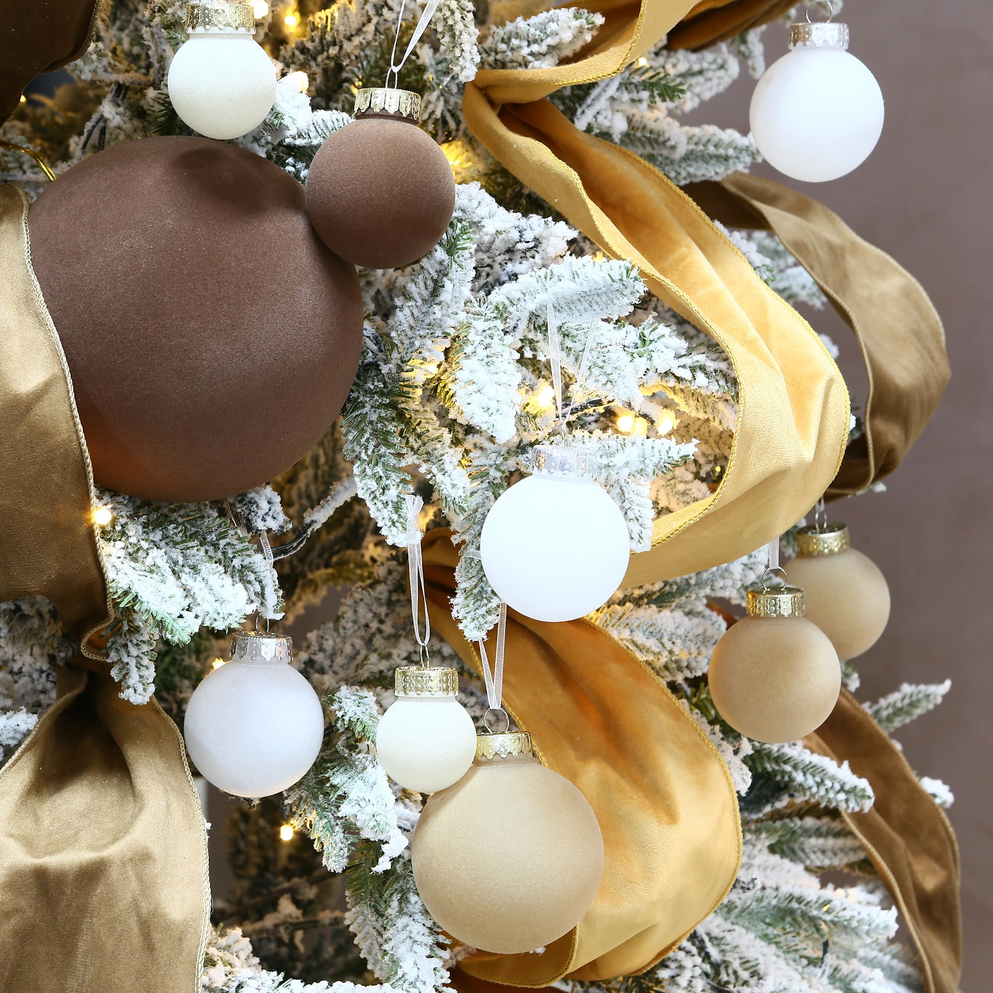 Sea Team 32 Boules Noël Velours incassables multitaille crème | Boules en velours floqué incassable, parfaites pour sapin, couronne, guirlande. Idéales pour Noël, mariage, fête.