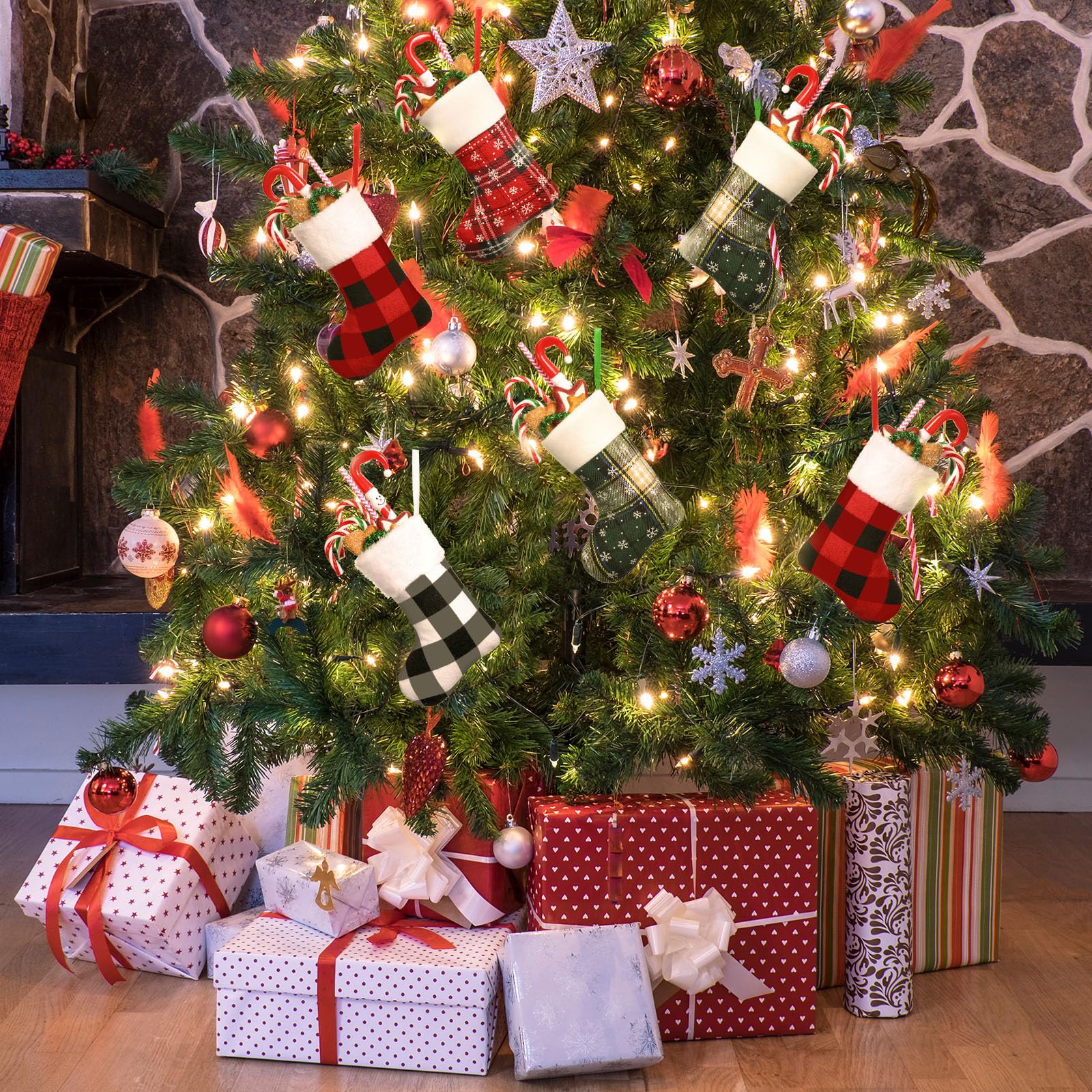 Lot de 24 chaussettes de Noël de 17,8 cm, mini chaussettes classiques à carreaux rouges et verts avec flocons de neige et poignets en polaire pour décoration de Noël familiale, décorations de Noël