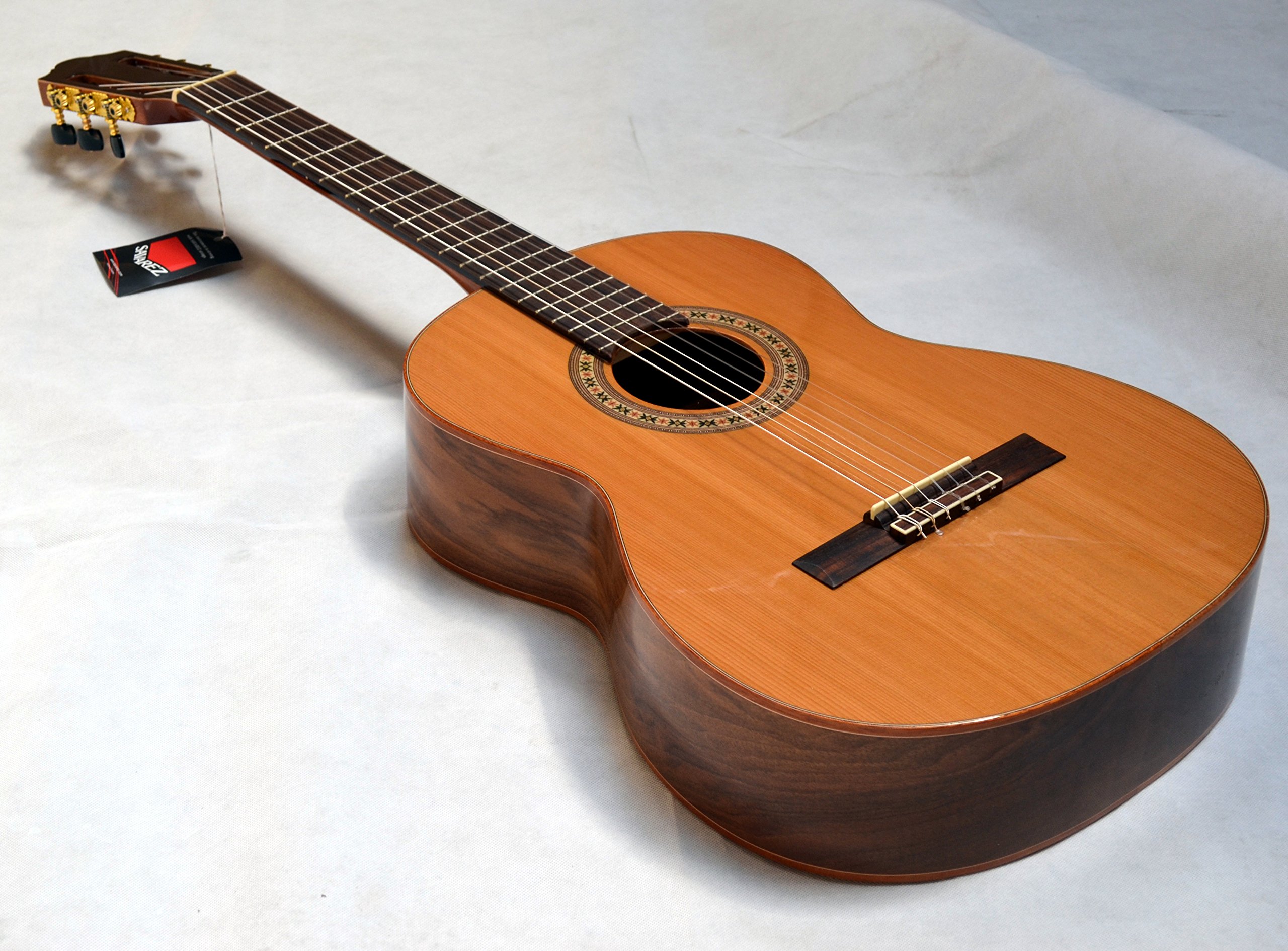 EDLE 4/4 GITARRE + GIGBAG SCHWARZ - KONZERTGITARRE - DECKE ZEDER MASSIV - BODEN u. ZARGE WALNUSS HOCHGLANZ - SAVAREZ SAITEN - RANDEINLAGEN - HG10G