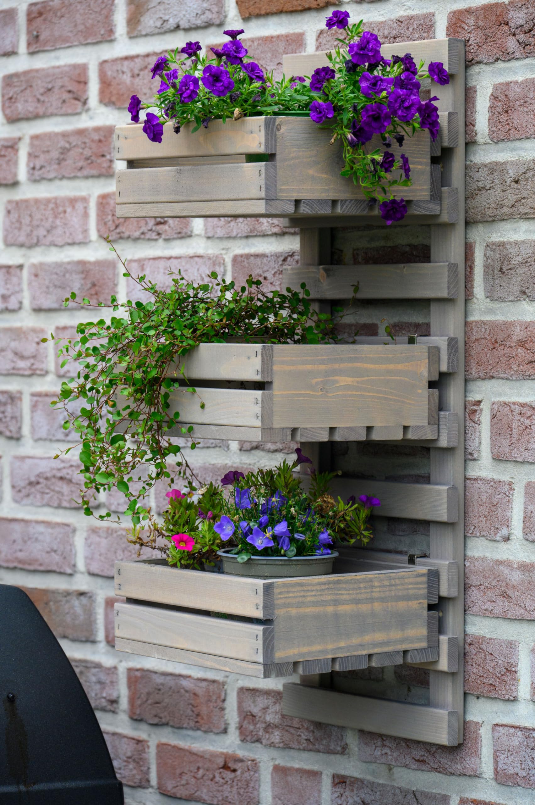 dobar® green label 58387FSCe | 3-stufige Blumenleiter für die Wandmontage | Flexibles Wandregal aus robustem Holz| Pflanztreppe für Garten/Terrasse/Balkon | 29,5 x 26,5 x 74,5 cm | Grau