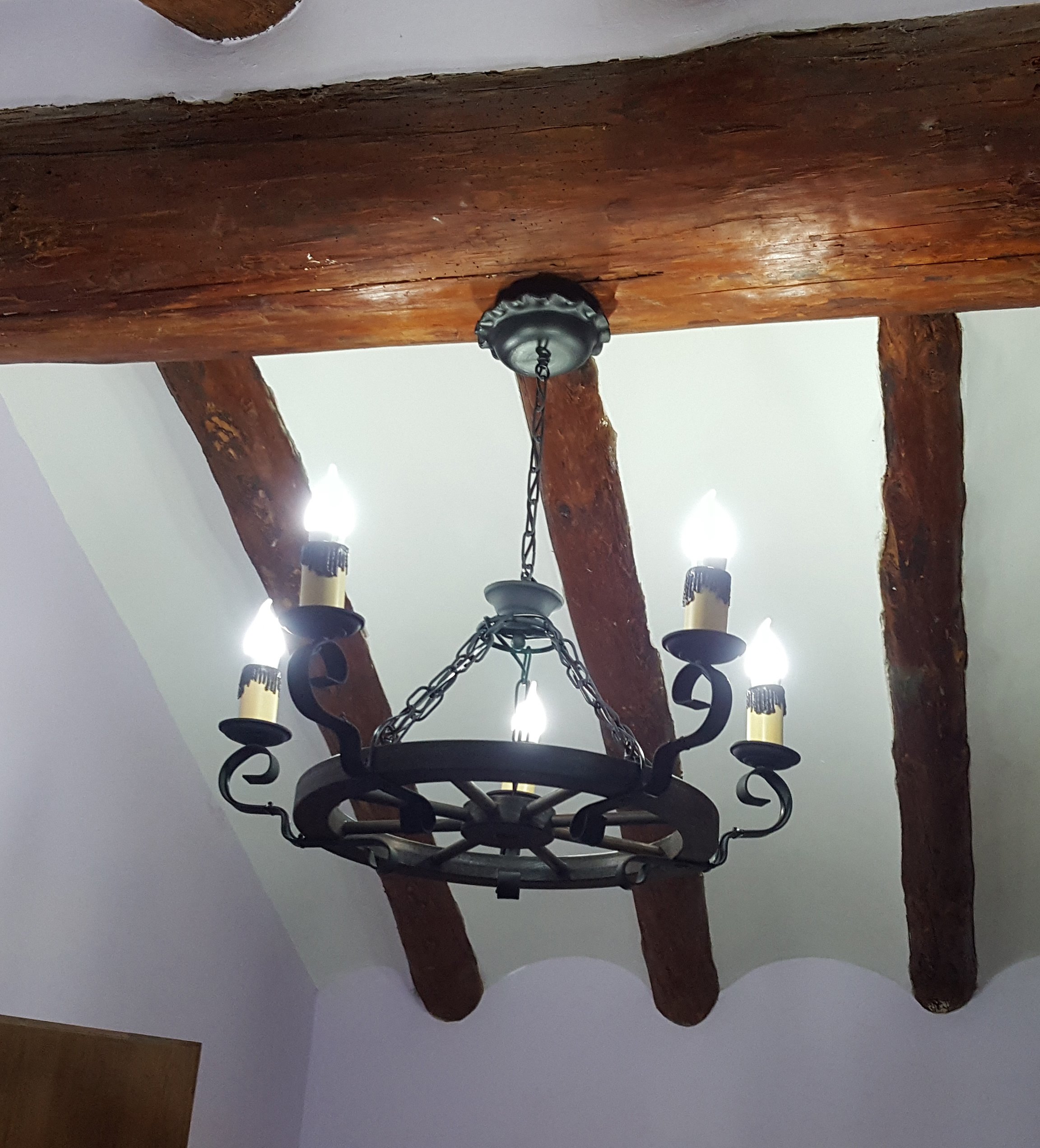 Lámpara rústica de rueda de carro 5 luces, diámetro total 70 cm.
