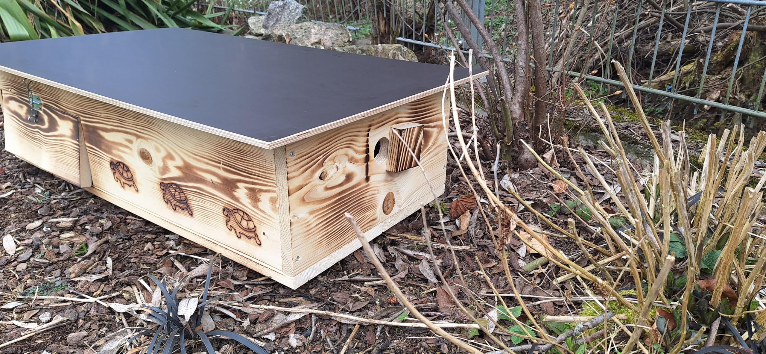 Domek dla żółwi premium (SH10) z litego drewna 20 mm – wypalany, odporny na warunki atmosferyczne, z podłogą i drzwiami, regulowana wentylacja, domek dla żółwi, wybieg wolnobieg (wypalany)