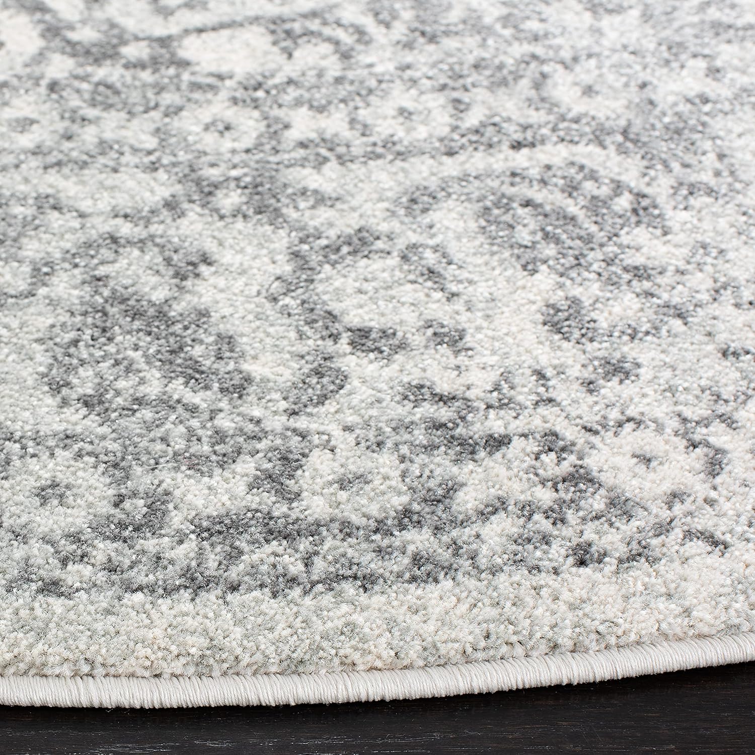 SAFAVIEH Evoke Collection Area Rug - 6'7" Round, Ivory & Grey, Distressed Design, Non-Shedding & Easy to Clean, Ideal for Living Room, Bedroom, Dining Space (EVK256F)
