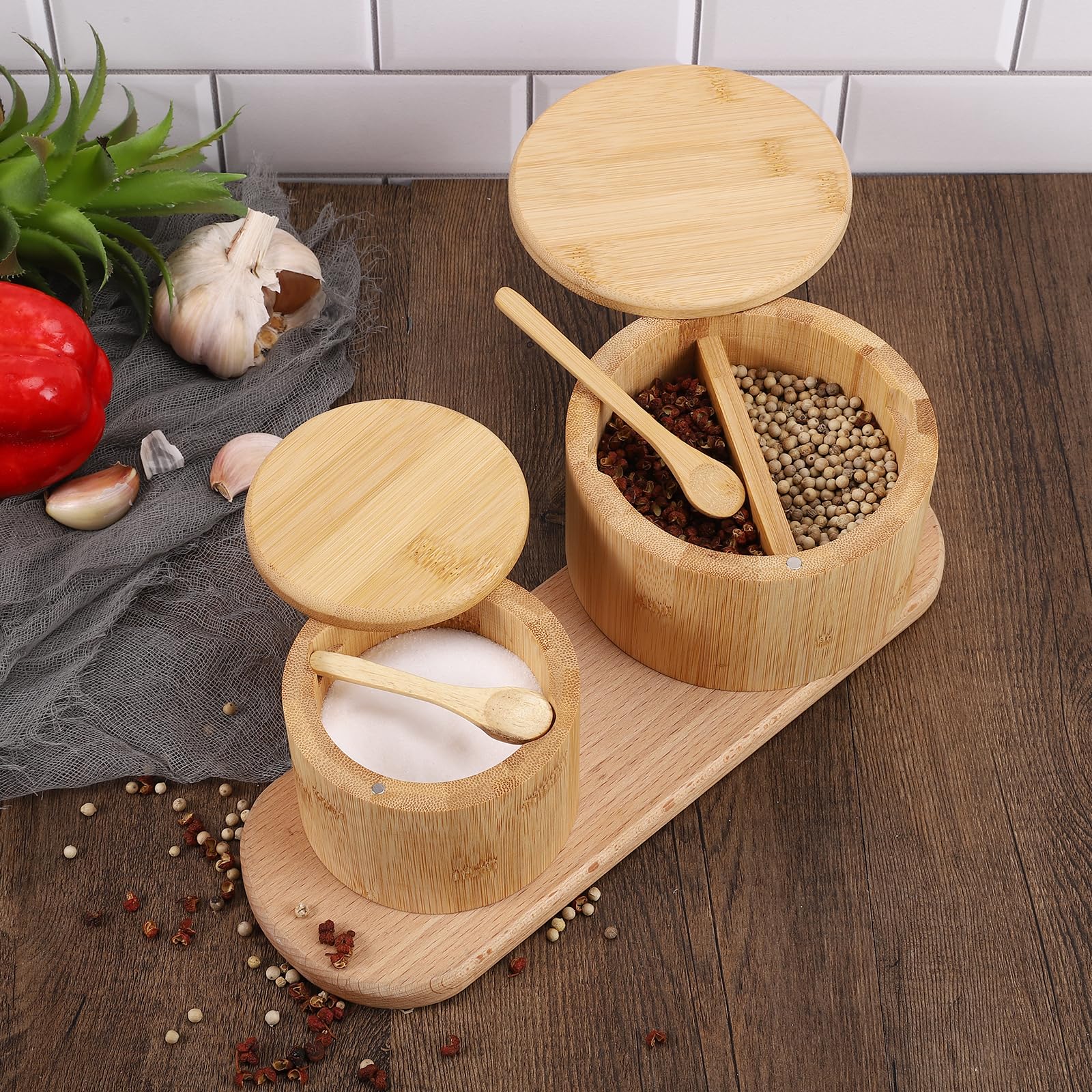 Salero y pimentero de bambú natural, salero y especias, caja de almacenamiento con cuchara integrada y tapa giratoria magnética (dos compartimentos)