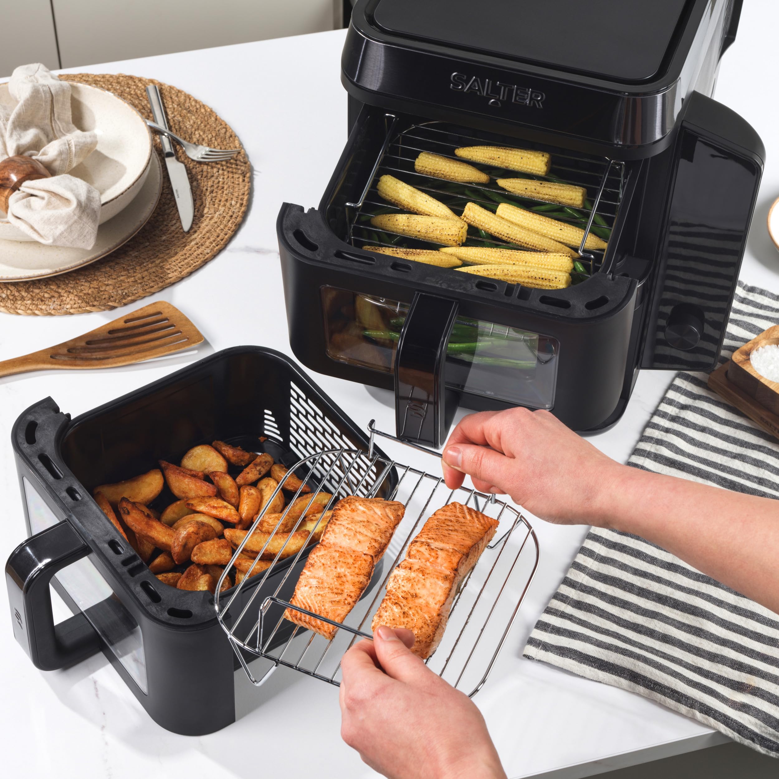 Salter Friggitrice ad aria verticale con doppio cassetto, cuoce su 4 livelli, capacità di 9L attraverso due cestelli da 4.5L, design salvaspazio, 12 funzioni di cottura con Sync & Match, senza PFAS