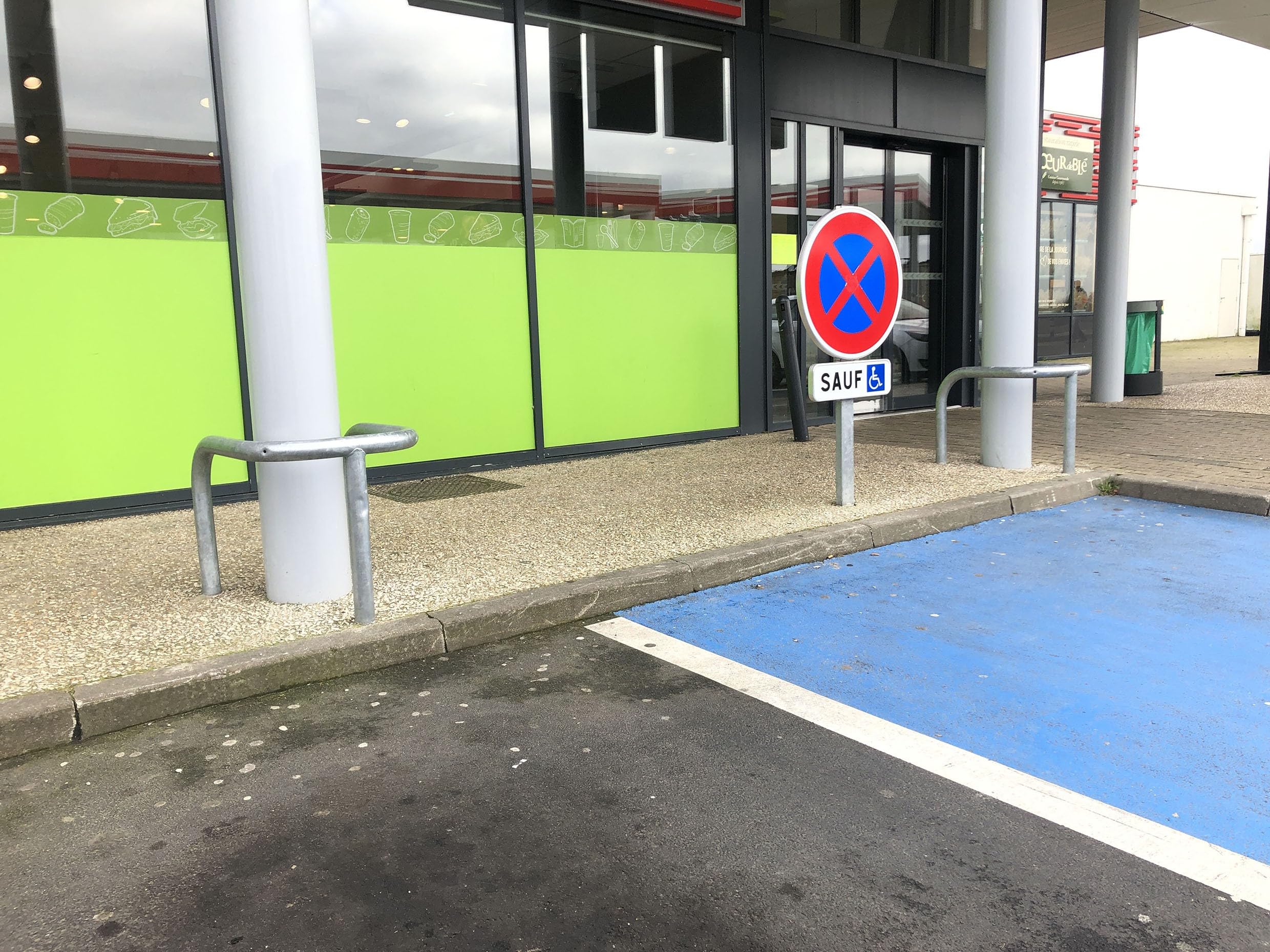 Etrier de protection pour poteau/barrière - 700x750mm - à sceller