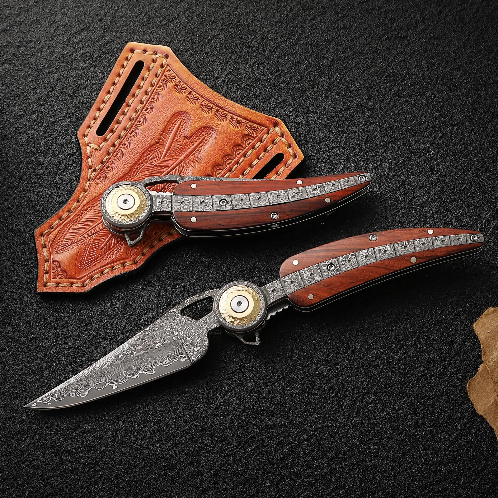 Handgefertigt Damast-Klappmesser，Taschenmesser für Männer und Frauen，mit Lederscheide，Griff aus rotem Rosenholz，Ideal für Camping, Bergwandern, Angeln und Reisen