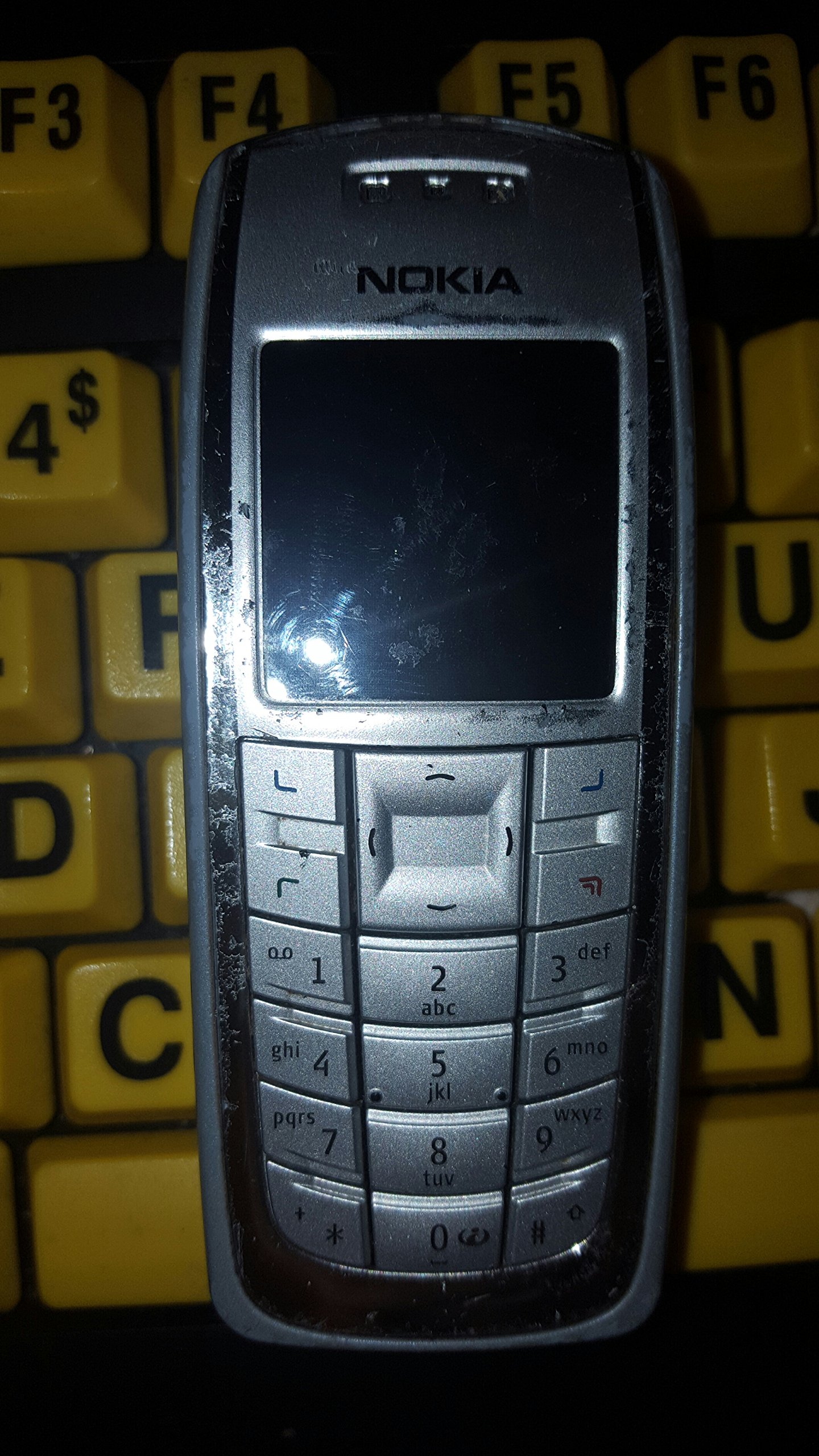 Nokia 3120B Cell Phone (??? if it Takes SIM Card or not. Please Refer to 2nd Pic)