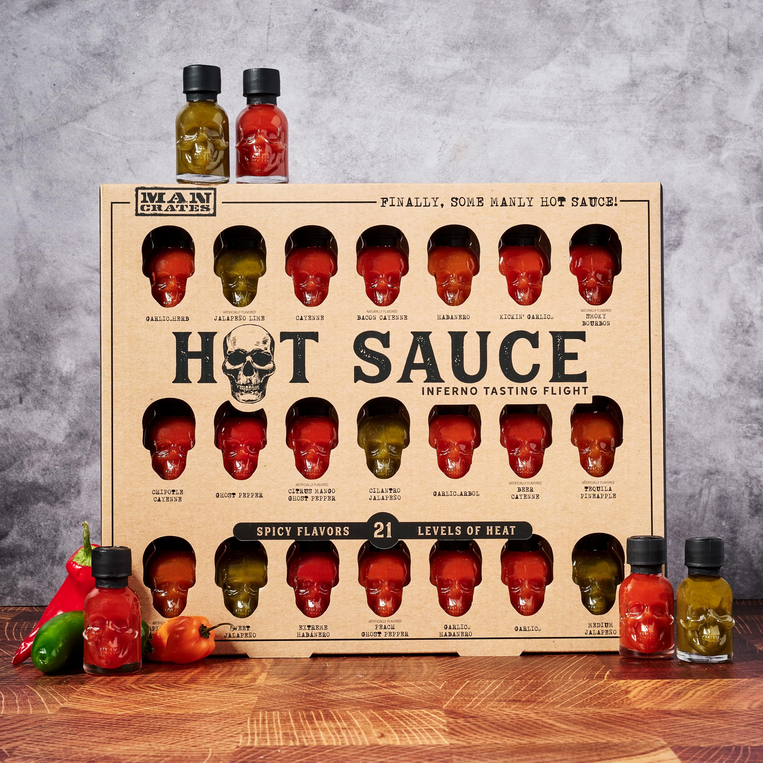 Man Crates: Surtido «Hot Sauce Inferno» — Incluye 21 sabores en mini botellas de salsa picante con forma de calavera; un desafío picante con habanero, chile fantasma y más.