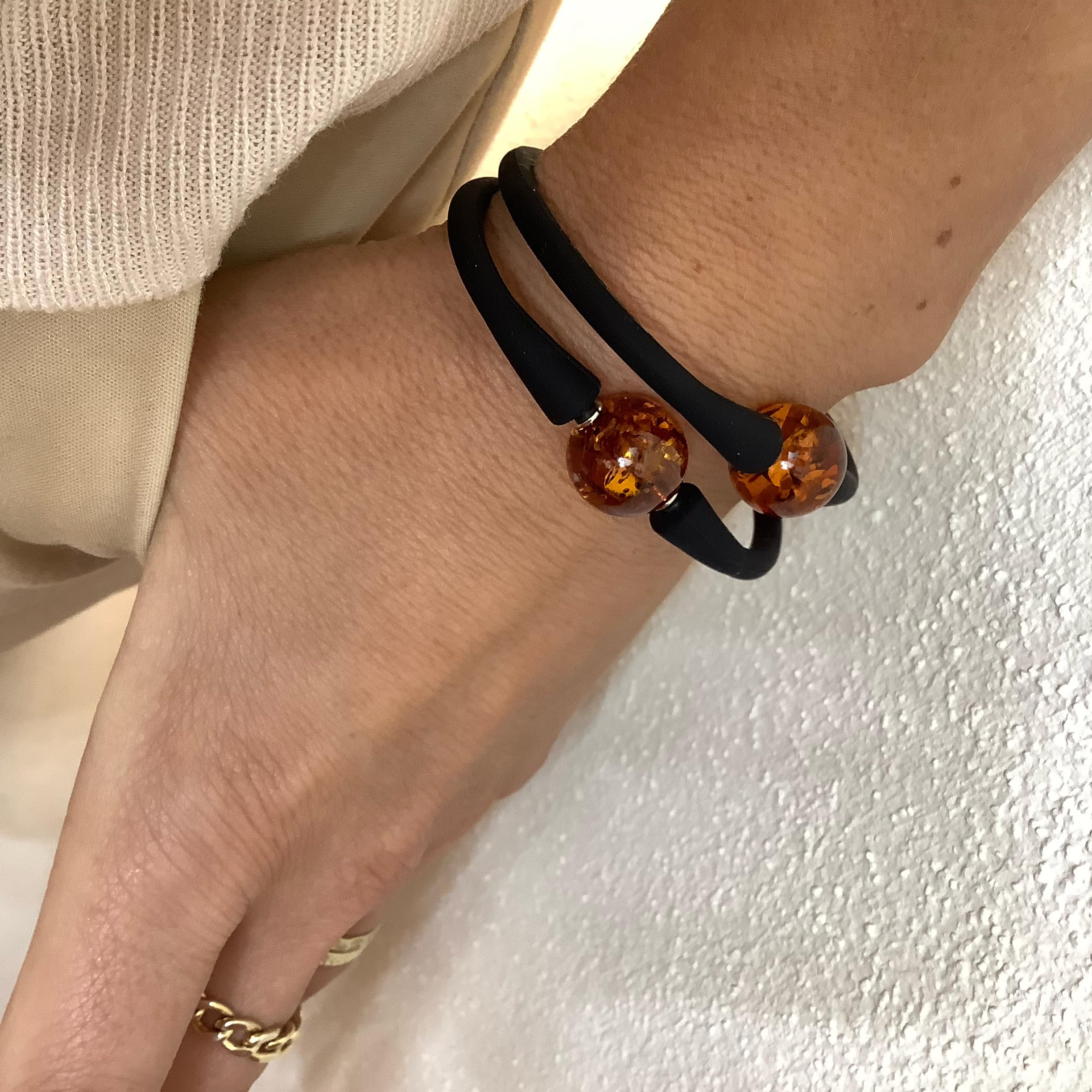 Armband Kautschuk/Silikon mit Bernstein Kugel D-14mm, Gr. 18-20, Silikonarmband Damen und Herren, echter baltischer Bernstein in Farbe Cognac; nicht hitzgepresst, nicht synthetisiert