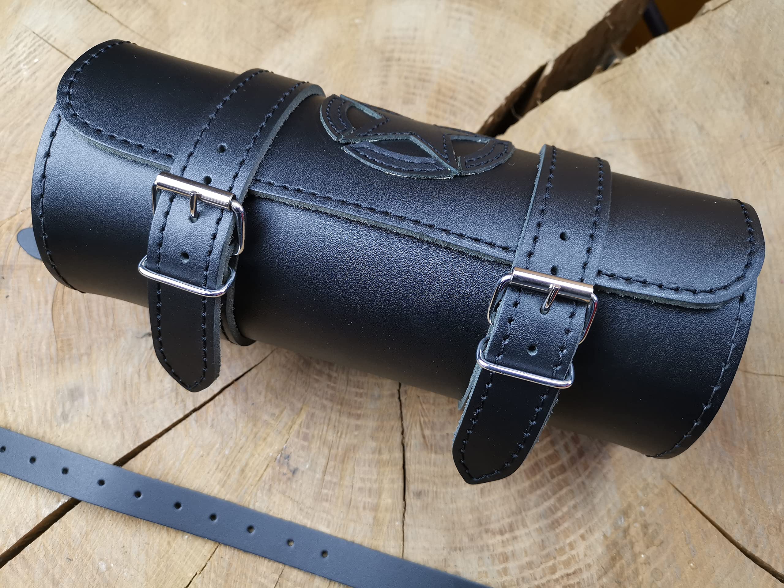 Tool Stern Fortuna Totenkopf Werkzeugrolle kompatibel mit Harley Davidson Chopper Reisekoffer Lederrolle Werkzeugrolle Hot Rod HD Koffer Sissybar Gepäckrolle Motorradkoffer schwarz