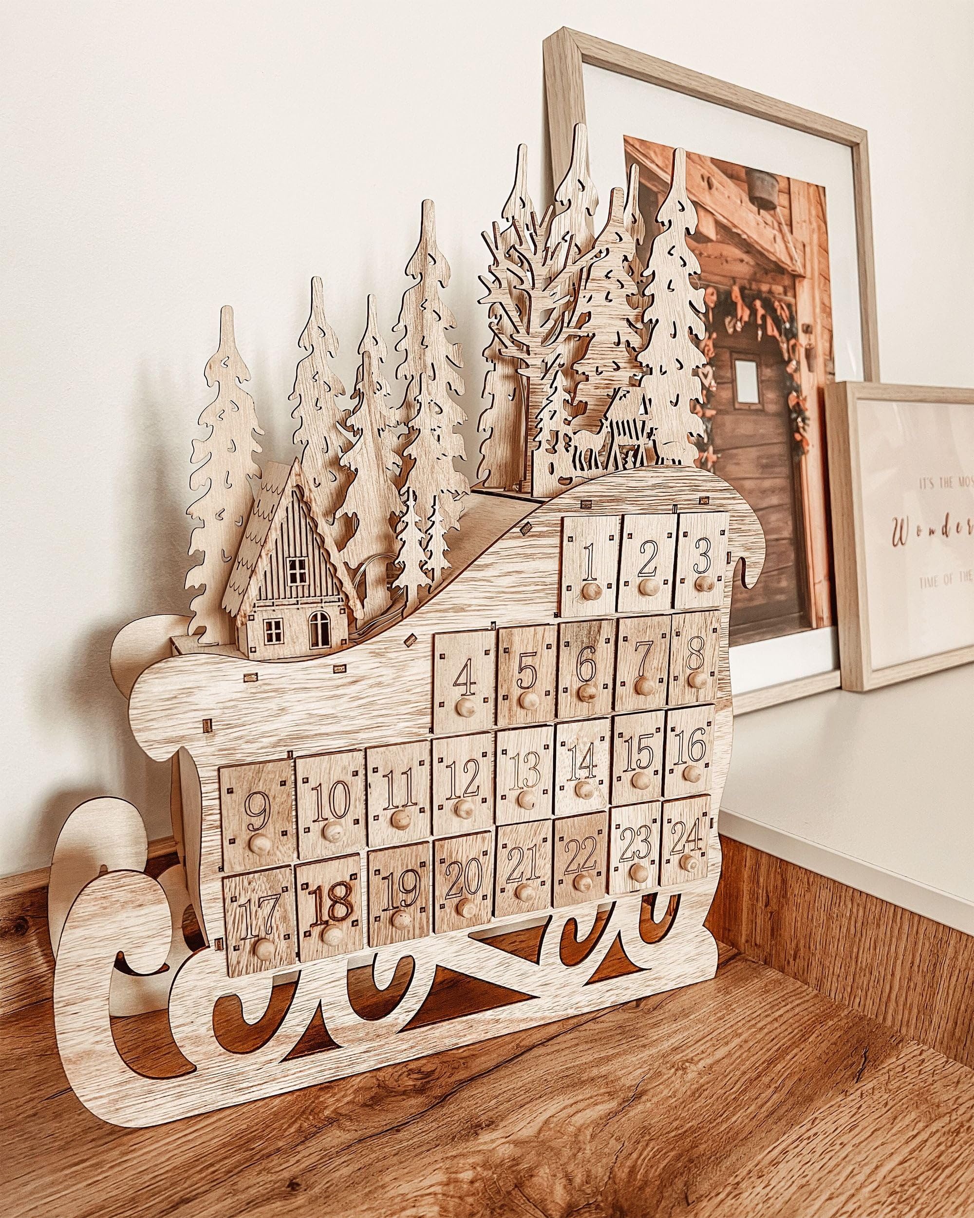 Beliani Deko LED Adventskalender Holz Hellbraun Schlitten zum Befüllen Aufstellen Impala