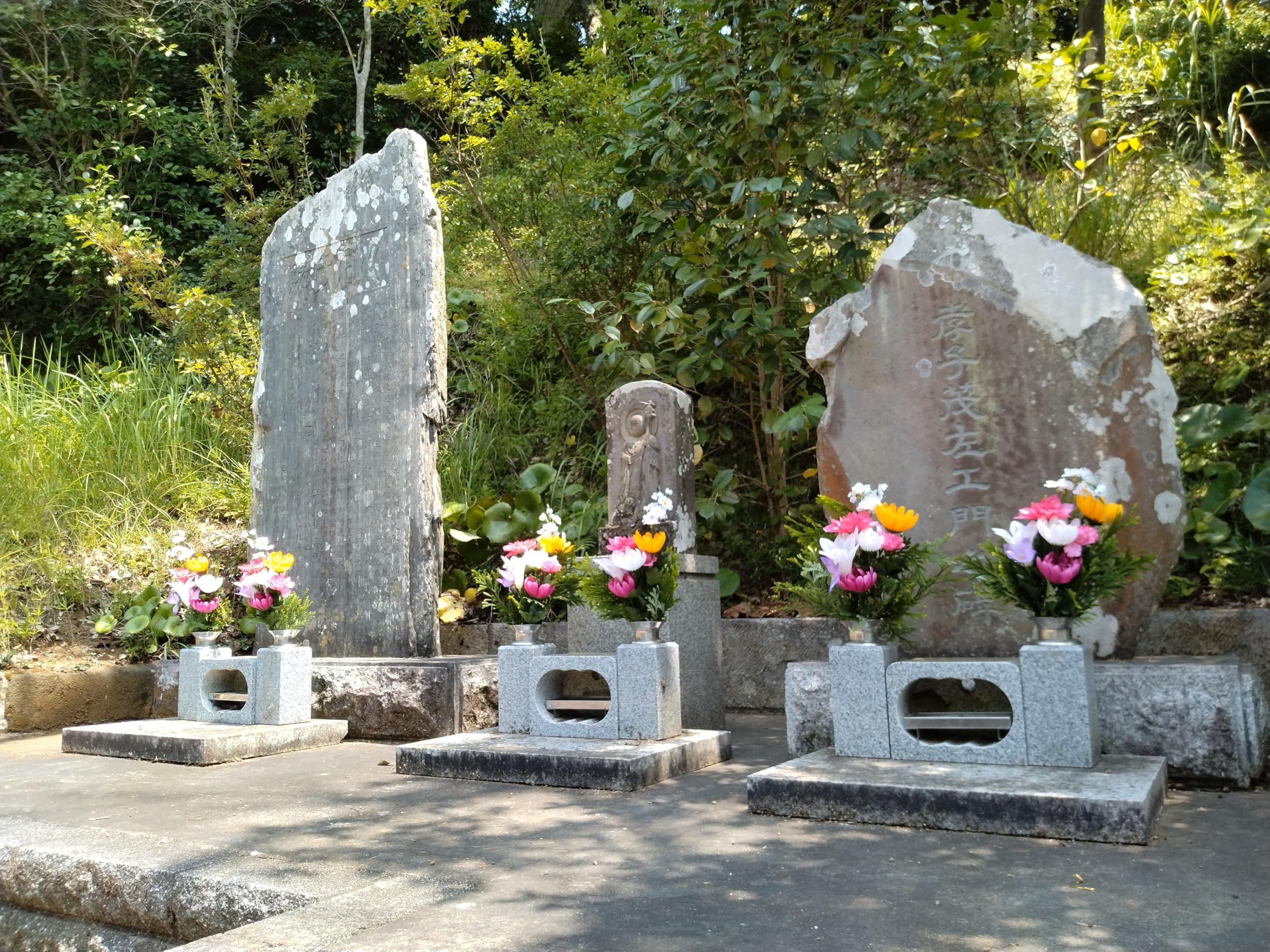 赤御影石 墓石セット 花立 香炉付き Amazon｜【お墓・香炉・花立】白御影石花立・香炉セット 金具付。古い