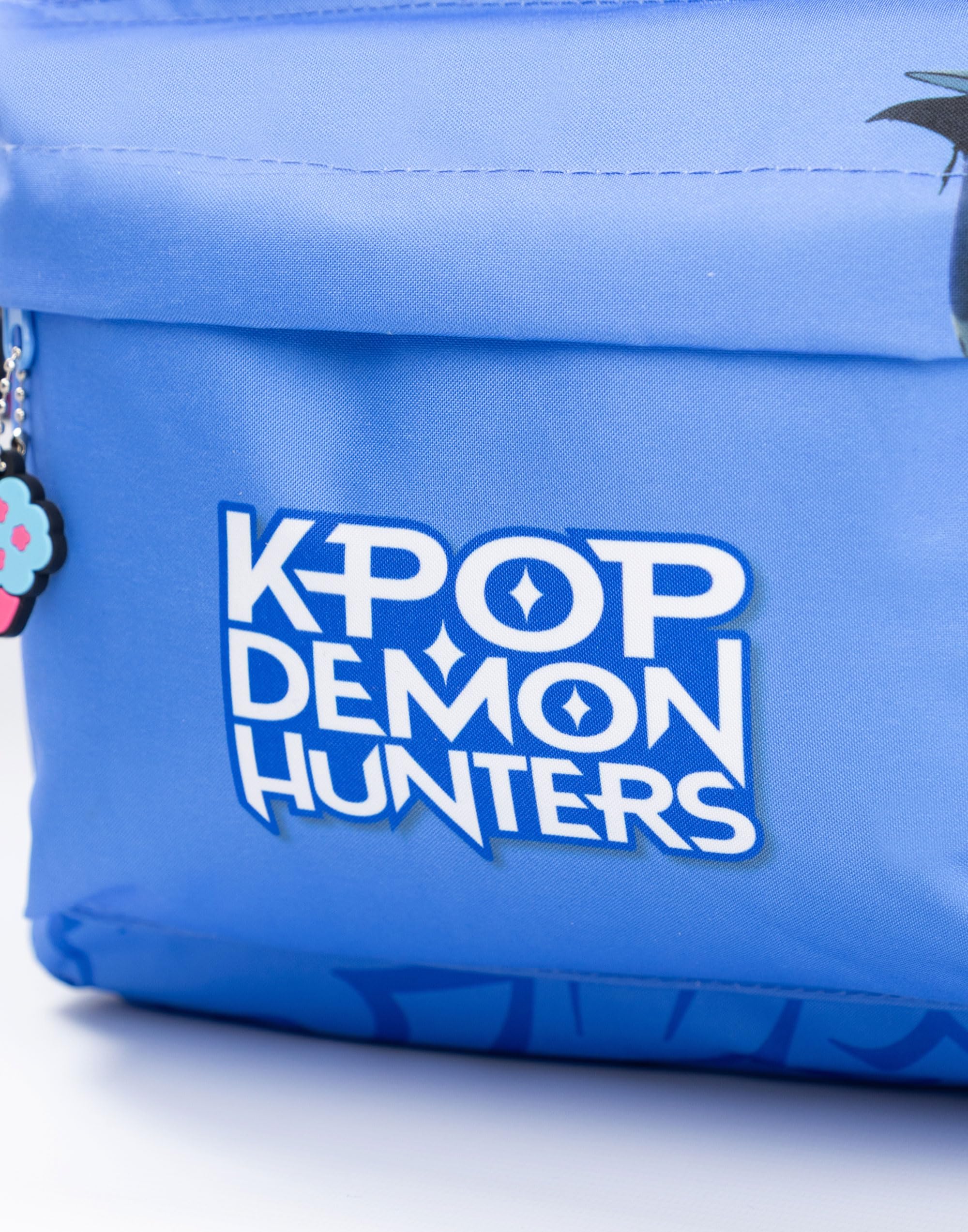 KPop Demon Hunters Mochila azul Derpy Tiger de K-Pop | Mochila escolar infantil con bolsillo frontal con cremallera | Correas acolchadas para los hombros y correa para el pecho | Merchandising