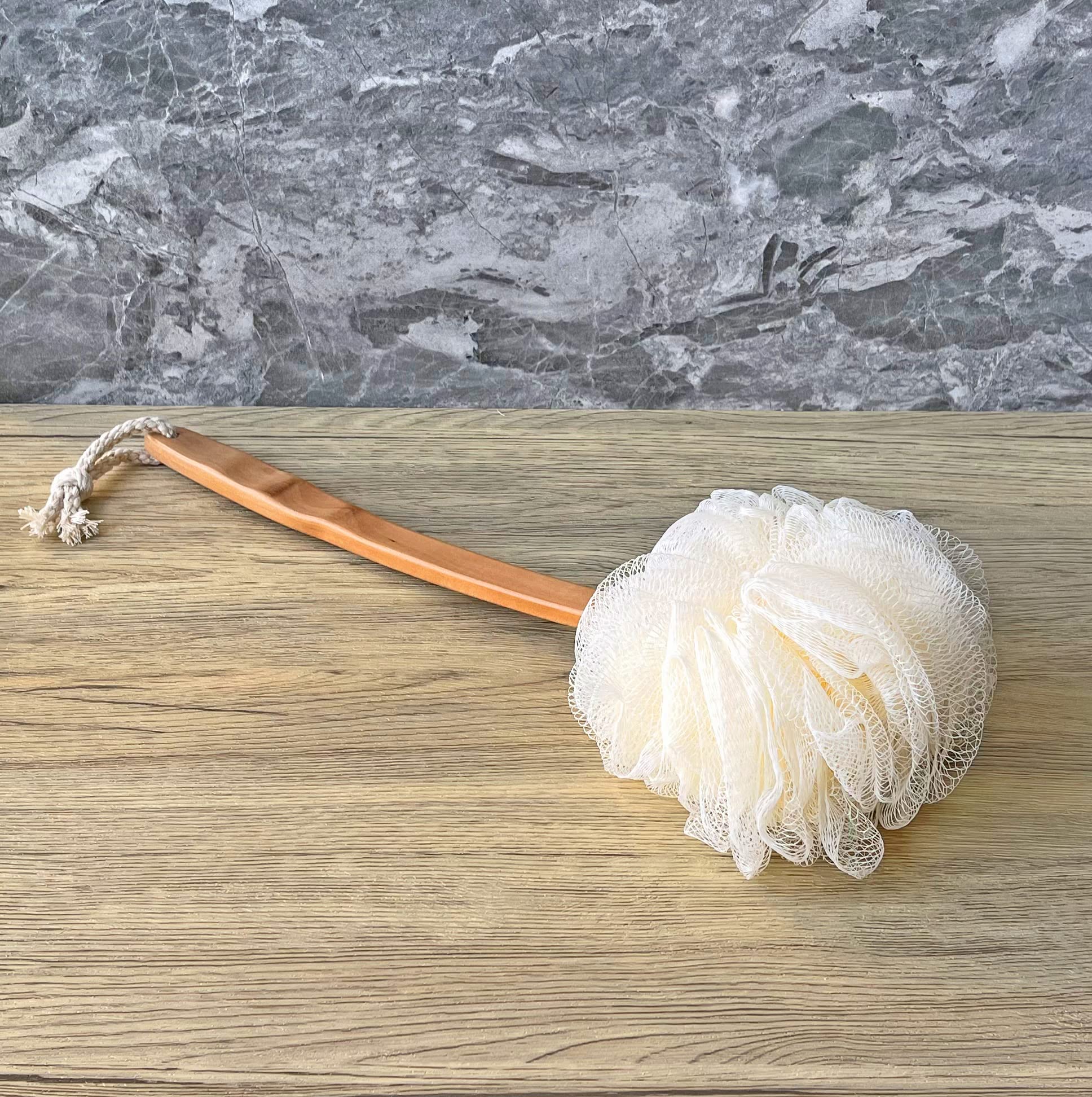 Luffa prysznicowa szczotka do ciała i pleców - złuszczająca szczotka do kąpieli Loofah Luffa na patyku - z długim drewnianym uchwytem szczotka do pleców dla mężczyzn i kobiet - łatwy dostęp do płynu
