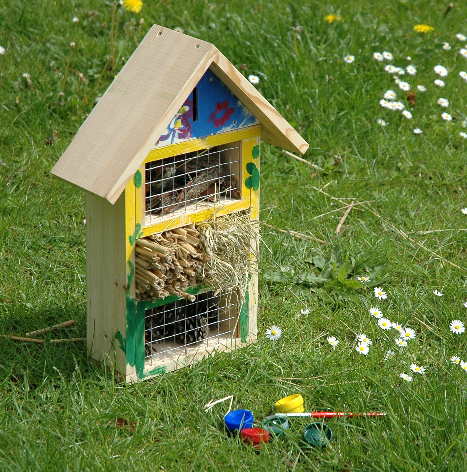 dobar® 22608FSC Insektenhotel Bastel-Set - Wildbienenhotel zum Bemalen und Selberbauen - Insektenhotel Holz - Bienenhaus für solitäre Wildbienen - Nisthilfe für Insekten - 34 x 12 x 45 cm - Bunt