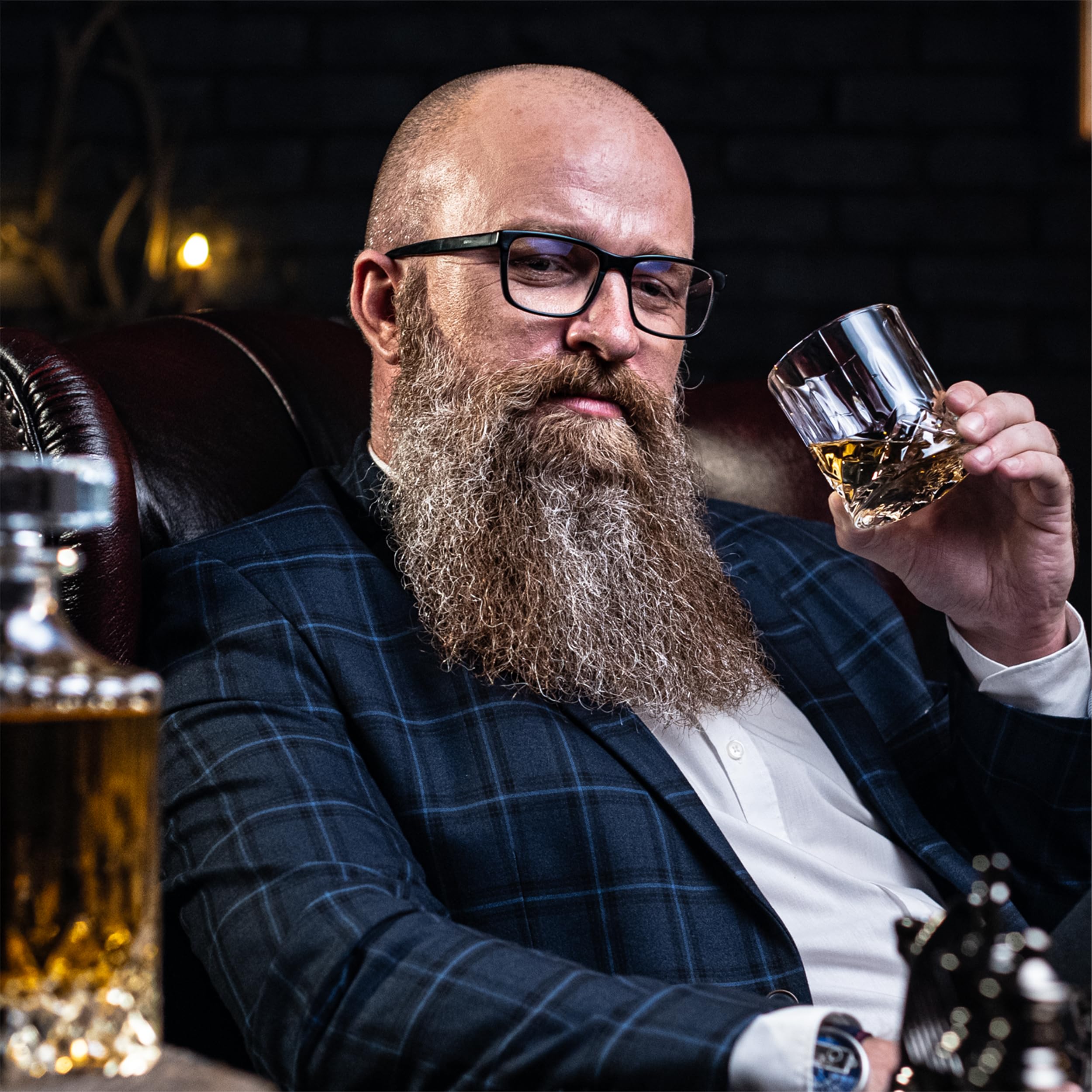 Whisiskey Whisky Karaffe Set - Whiskey Geschenkset - Geschenke für Männer - Männergeschenke Geschenk - Geburtstagsgeschenk Mann - Klassische Dekanter 700ML, 2 Gläser, 8 Whisky Steine