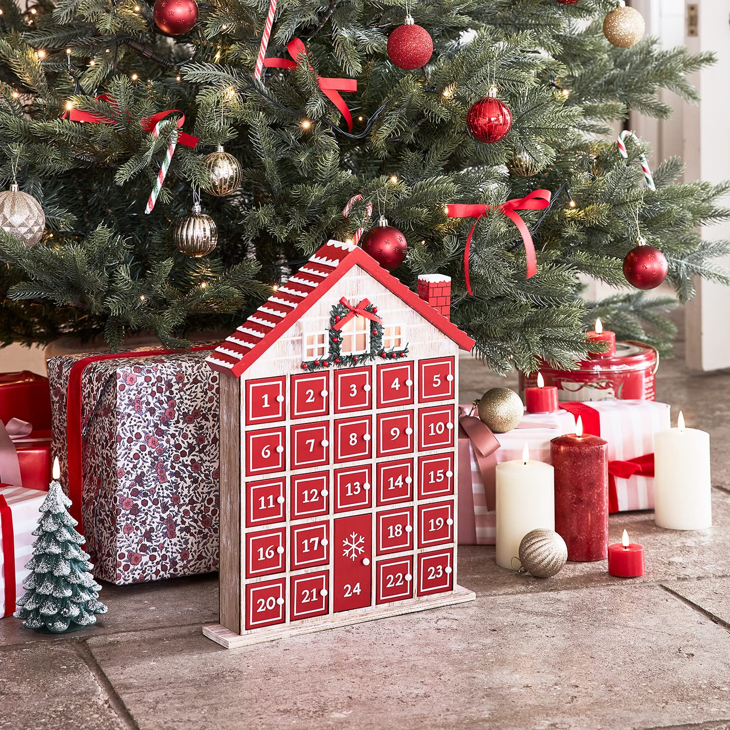 Lights4fun, Inc. Winter Bauernhaus Weihnachten Vorbeleuchtet LED Holz Adventskalender mit Fenster