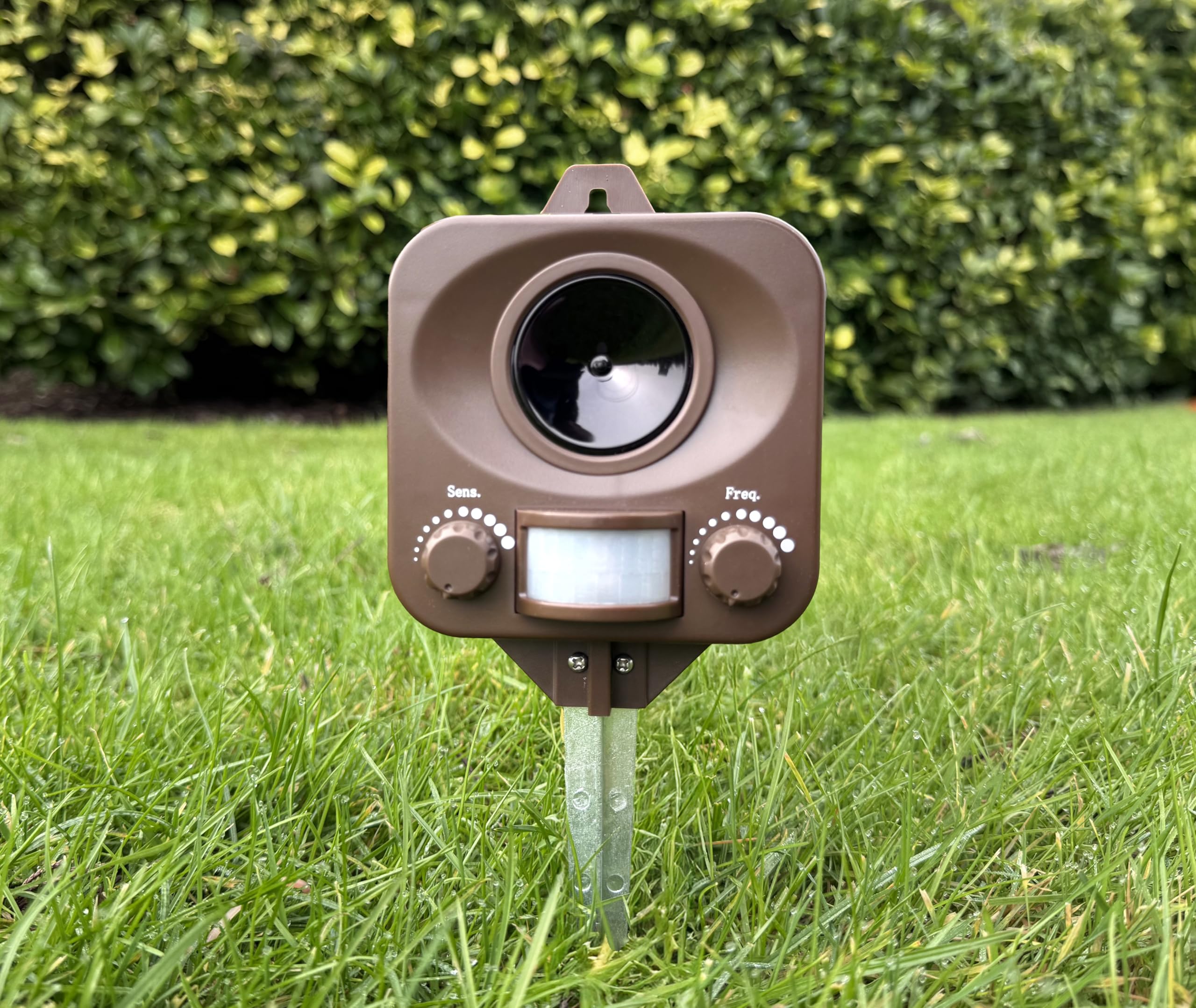 Pestbye® Battery Operated Motion Activated Waterproof Fox Repellent - Quick Fix Ultrasonic Fox Scarer with Ground Stake