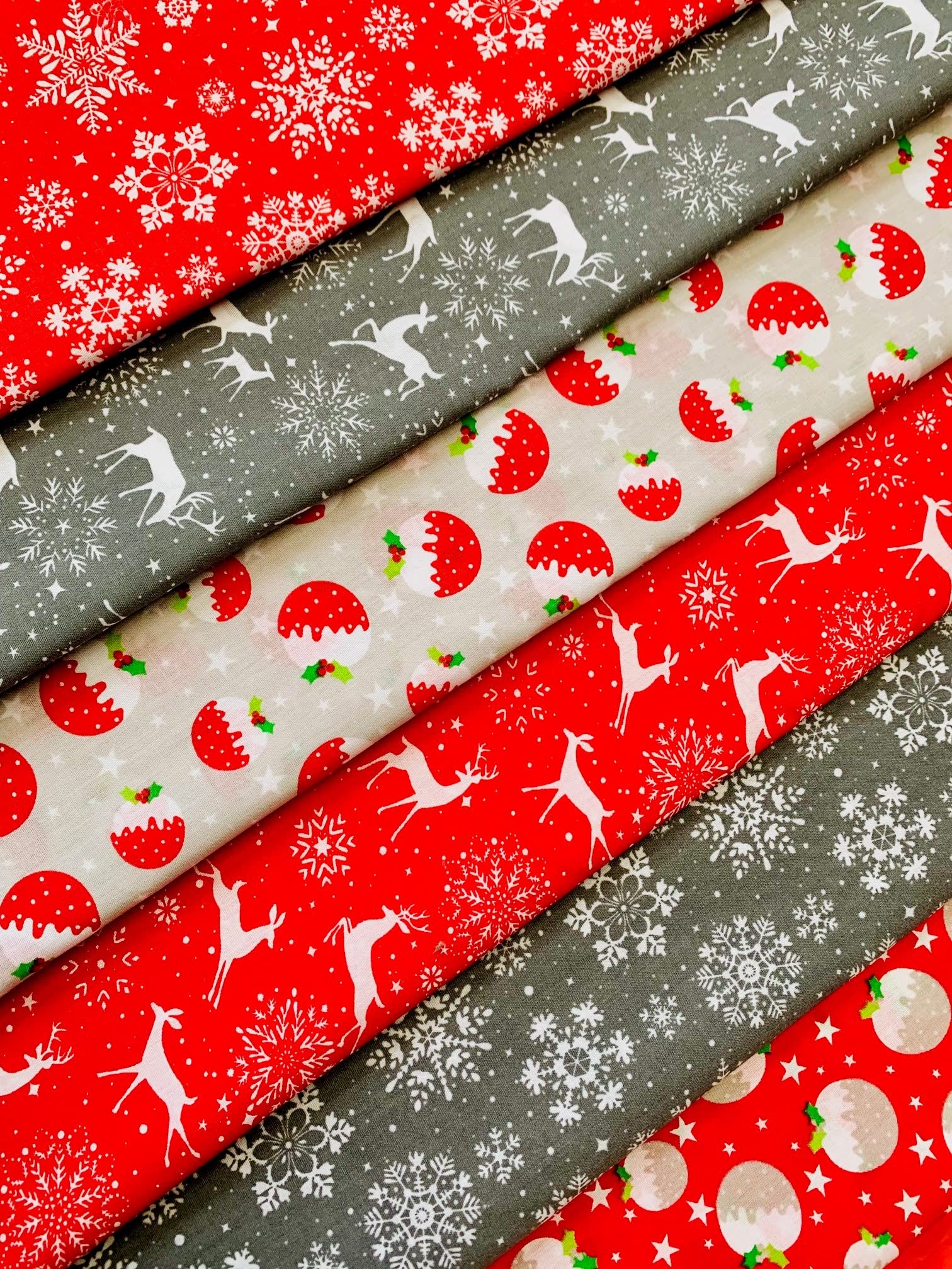 6 X Christmas Snowflakes Gingerbread Men Dogs Polycotton Fabric Fat Quarters Bundle - Sewing Quilting Dress Fabric - Simply Sew Crafty™ (Red & Grey)