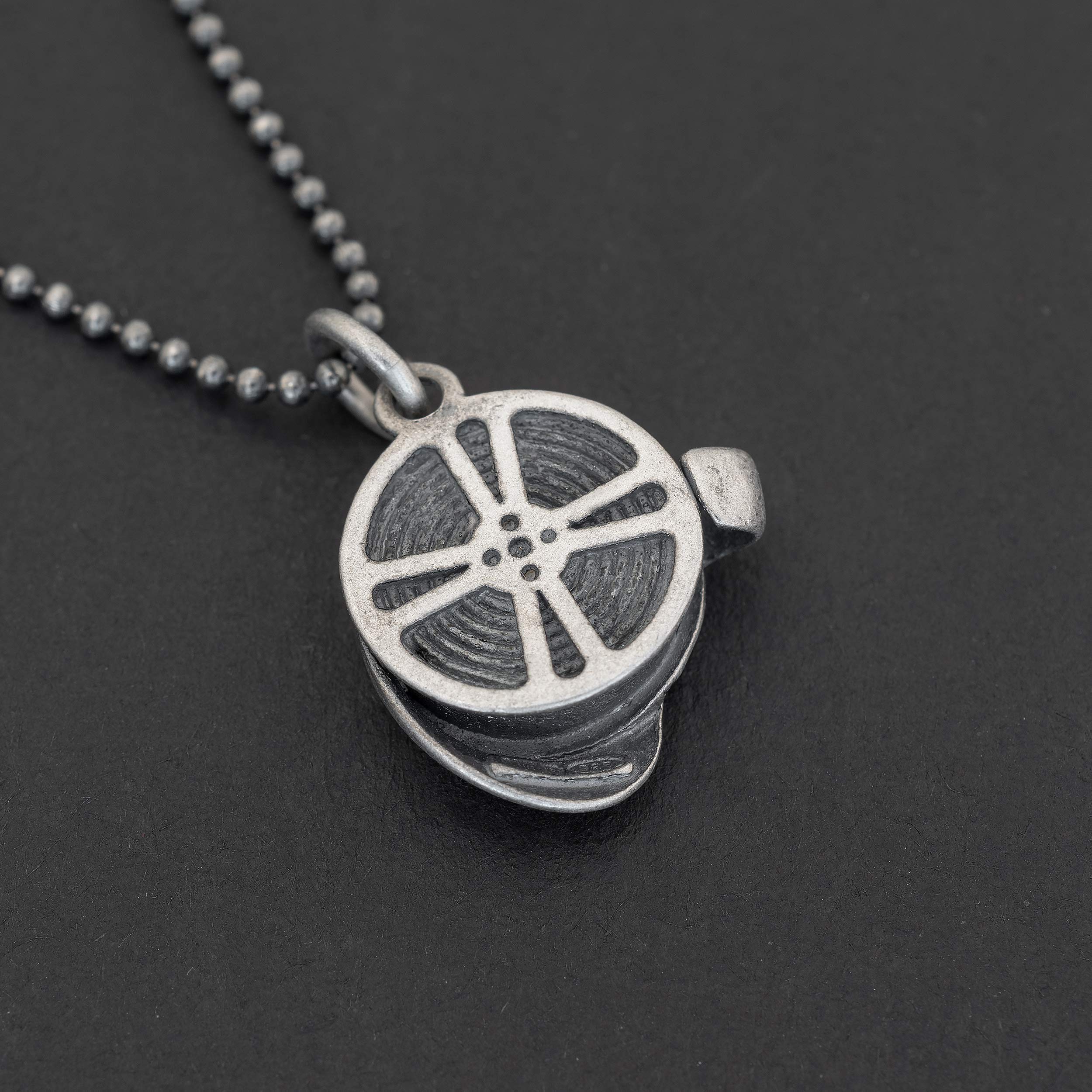 Ciondolo Bobina di Pellicola Ossidata da Uomo in Argento Sterling - Cattura la Magia del Cinema - Perfetto per Amanti del Cinema, Registi e Sognatori di Hollywood - Handmade by Emmanuela