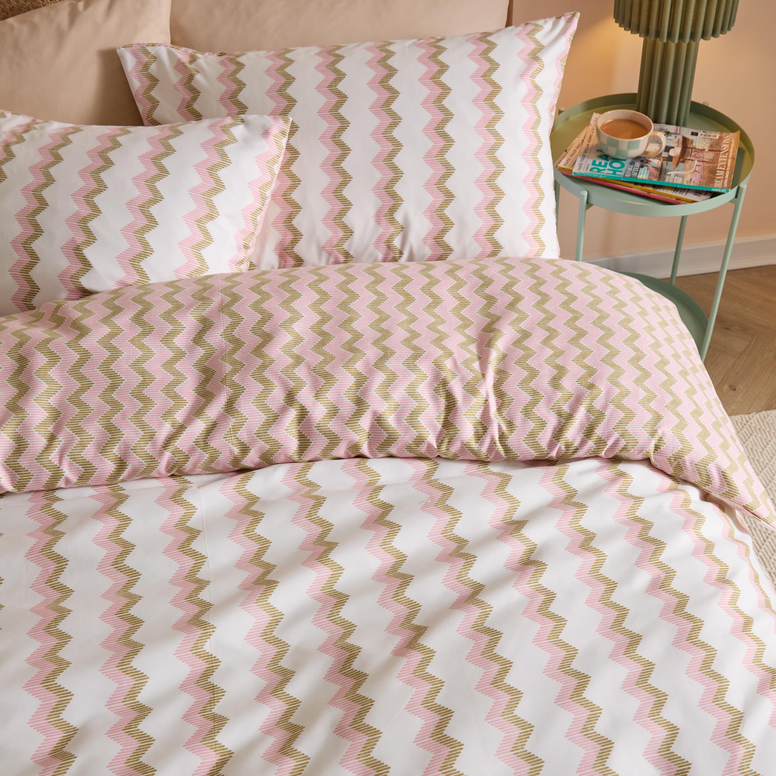Duvet Day Izzie Duvet Cover Set – Reversible Ultra Soft Bold Zig Zag Striped Bedding Set (Green/Pink - Single)