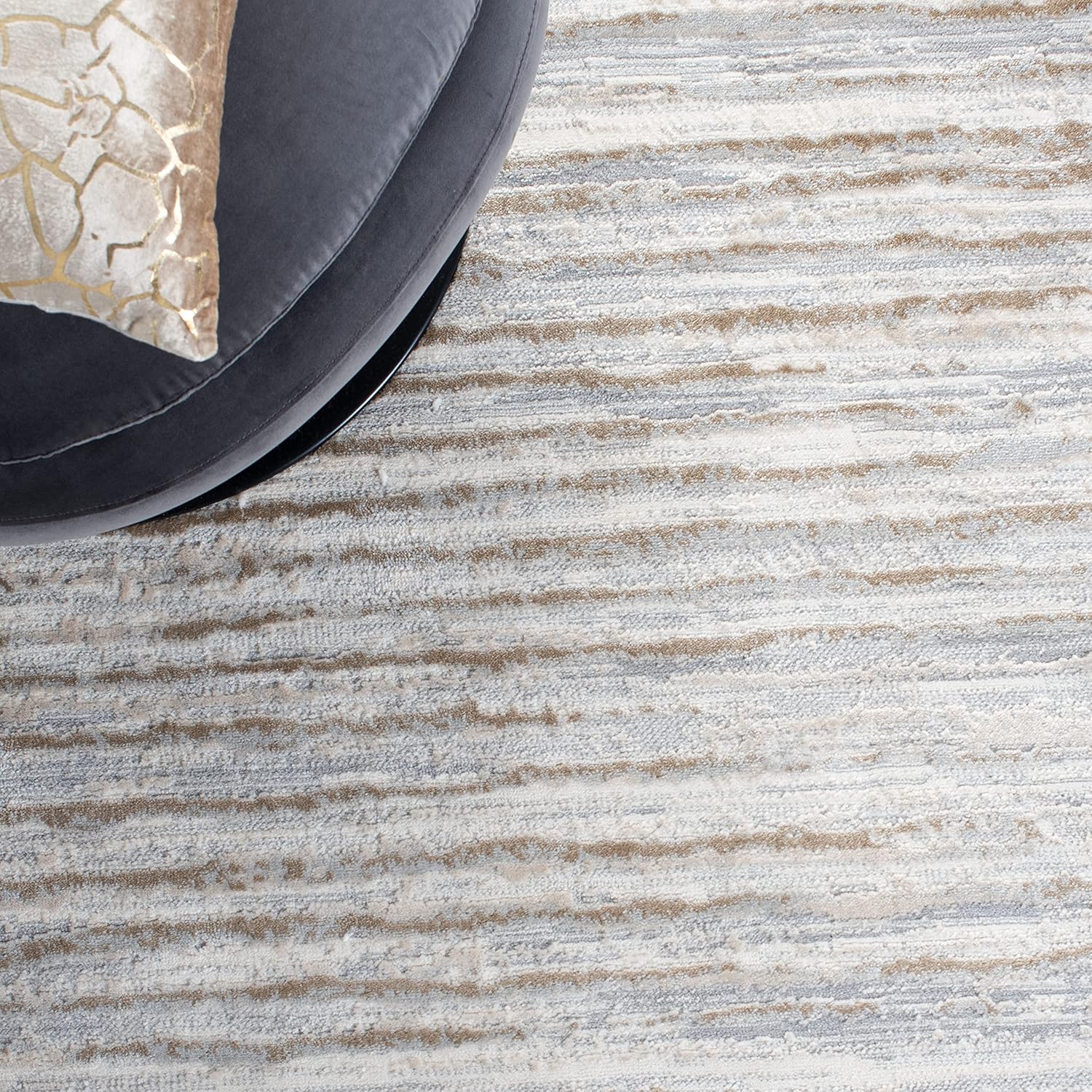SAFAVIEH Lagoon Collection Accent Rug - 4'5" x 6'5", Grey & Beige, Distressed Design, Non-Shedding & Easy Care, Ideal for High Traffic Areas in Entryway, Living Room, Bedroom (LGN518F)